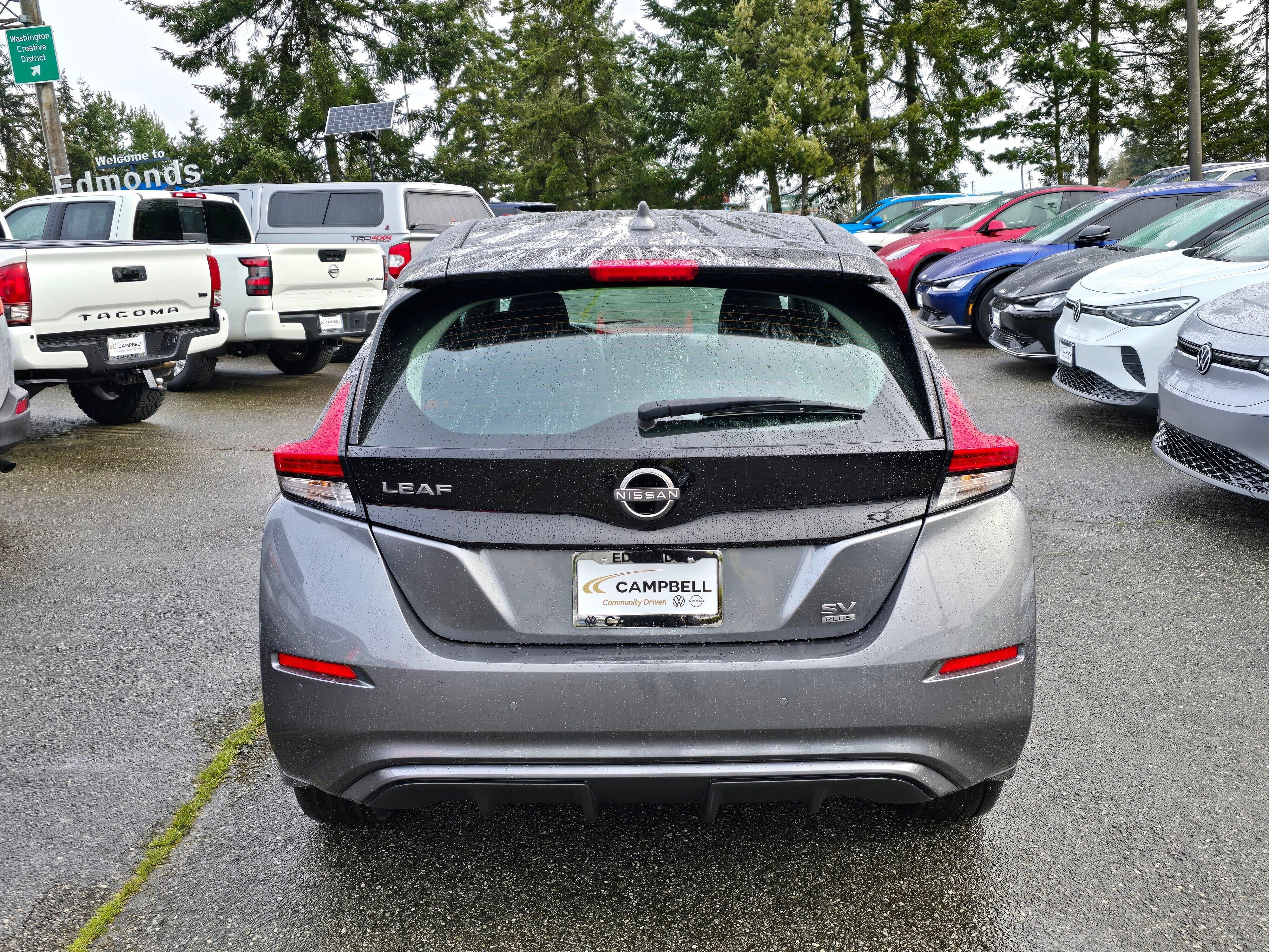 View vehicle photo 4