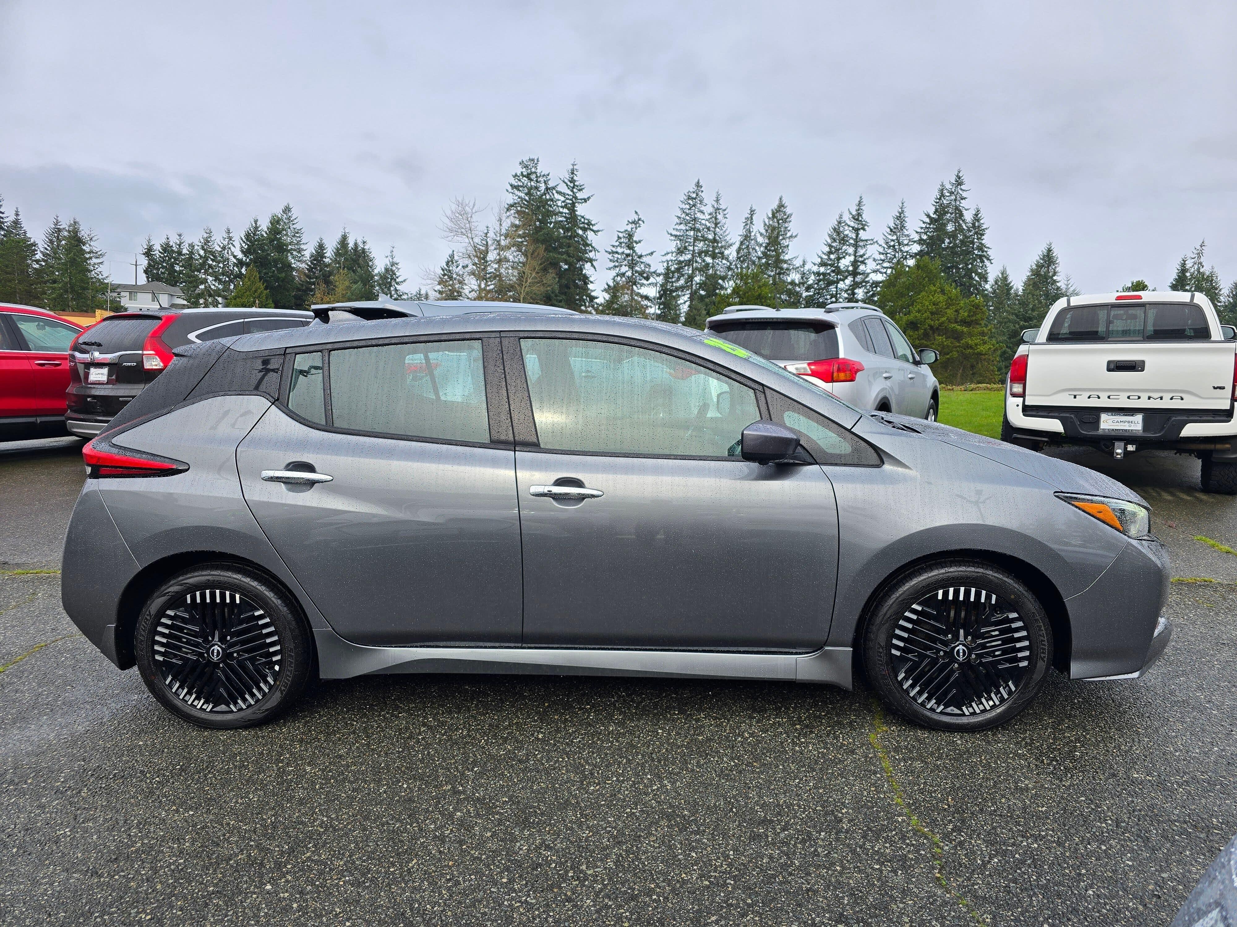 View vehicle photo 6