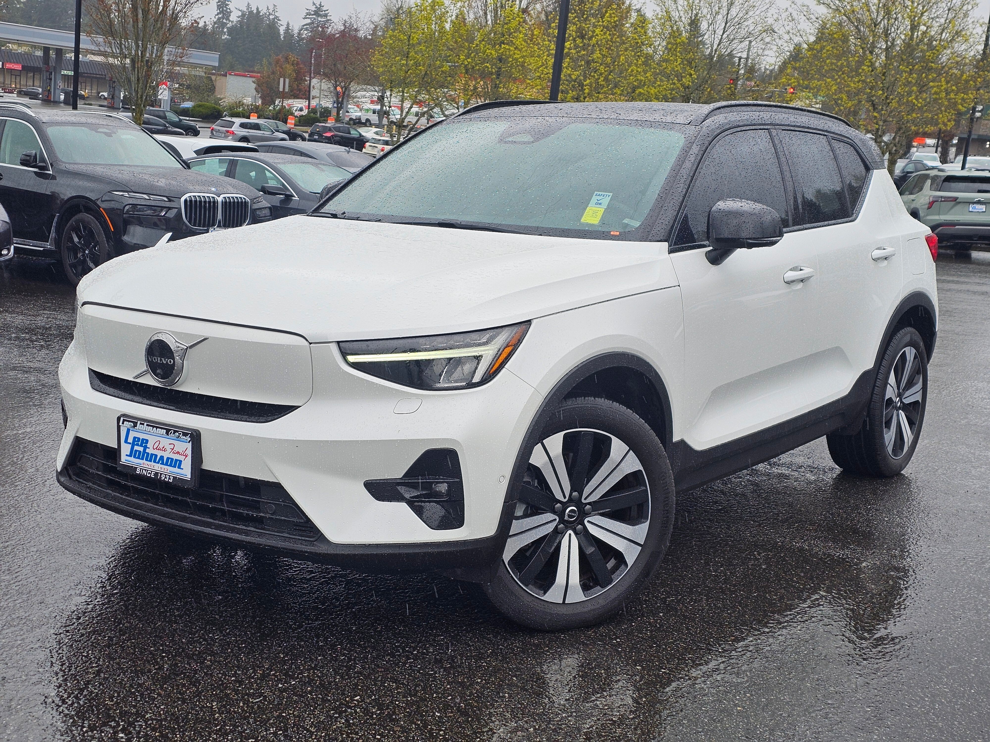 Crystal White Metallic 2023 Volvo XC40 Recharge Twin Plus eAWD SUV / Crossover All-Wheel Drive 1-Speed Automatic