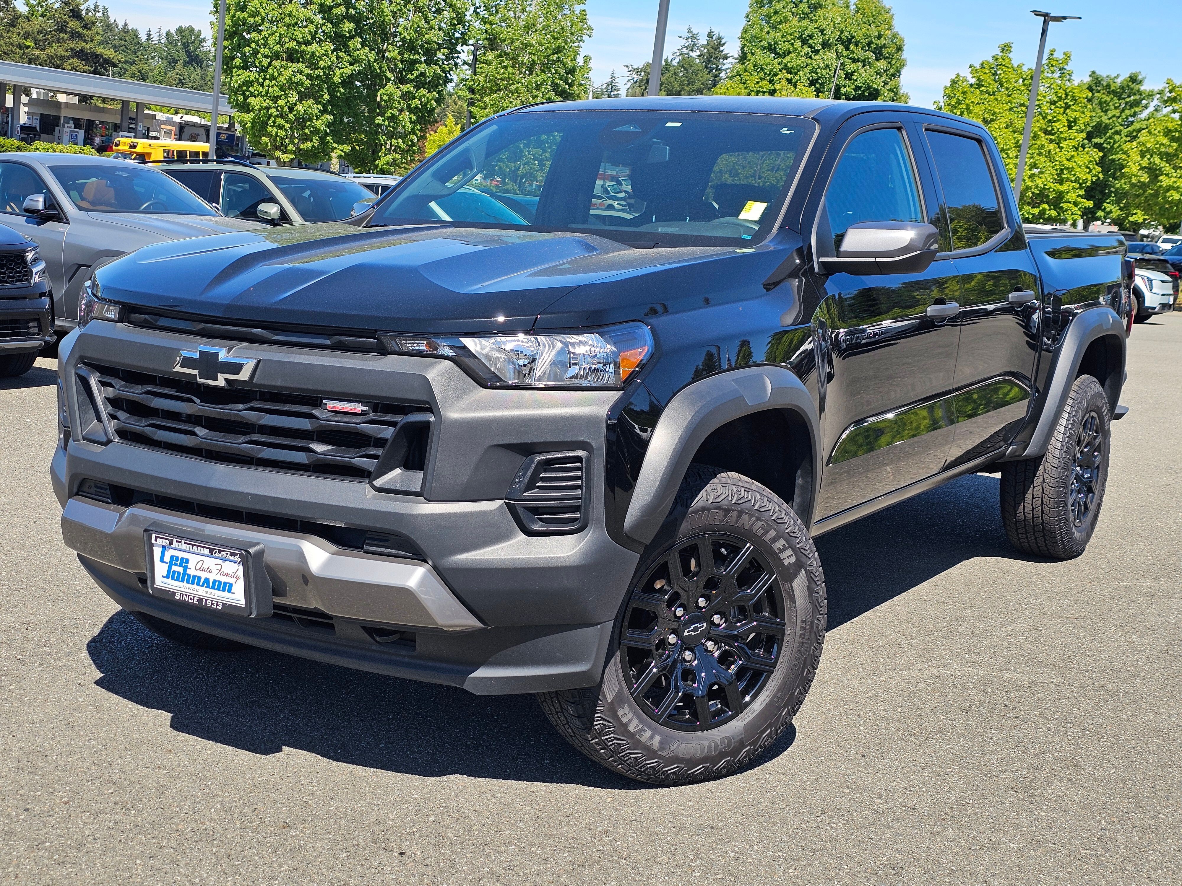 Black 2025 Chevrolet Colorado Trail Boss Crew Cab 4WD Pickup Truck Four-Wheel Drive 8-Speed Automatic