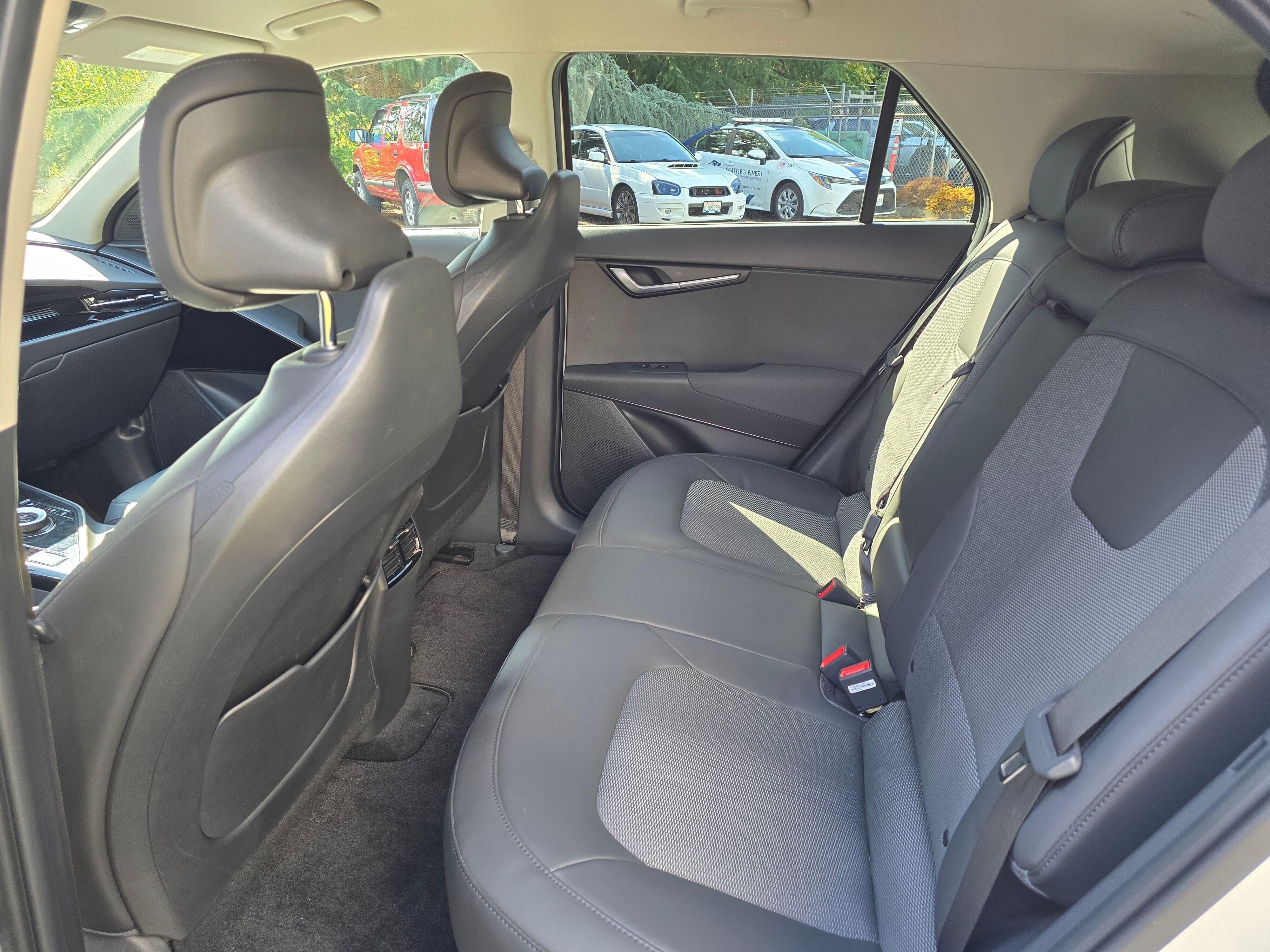 Certified Used 2023 Snow White Pearl Kia Wind image 10