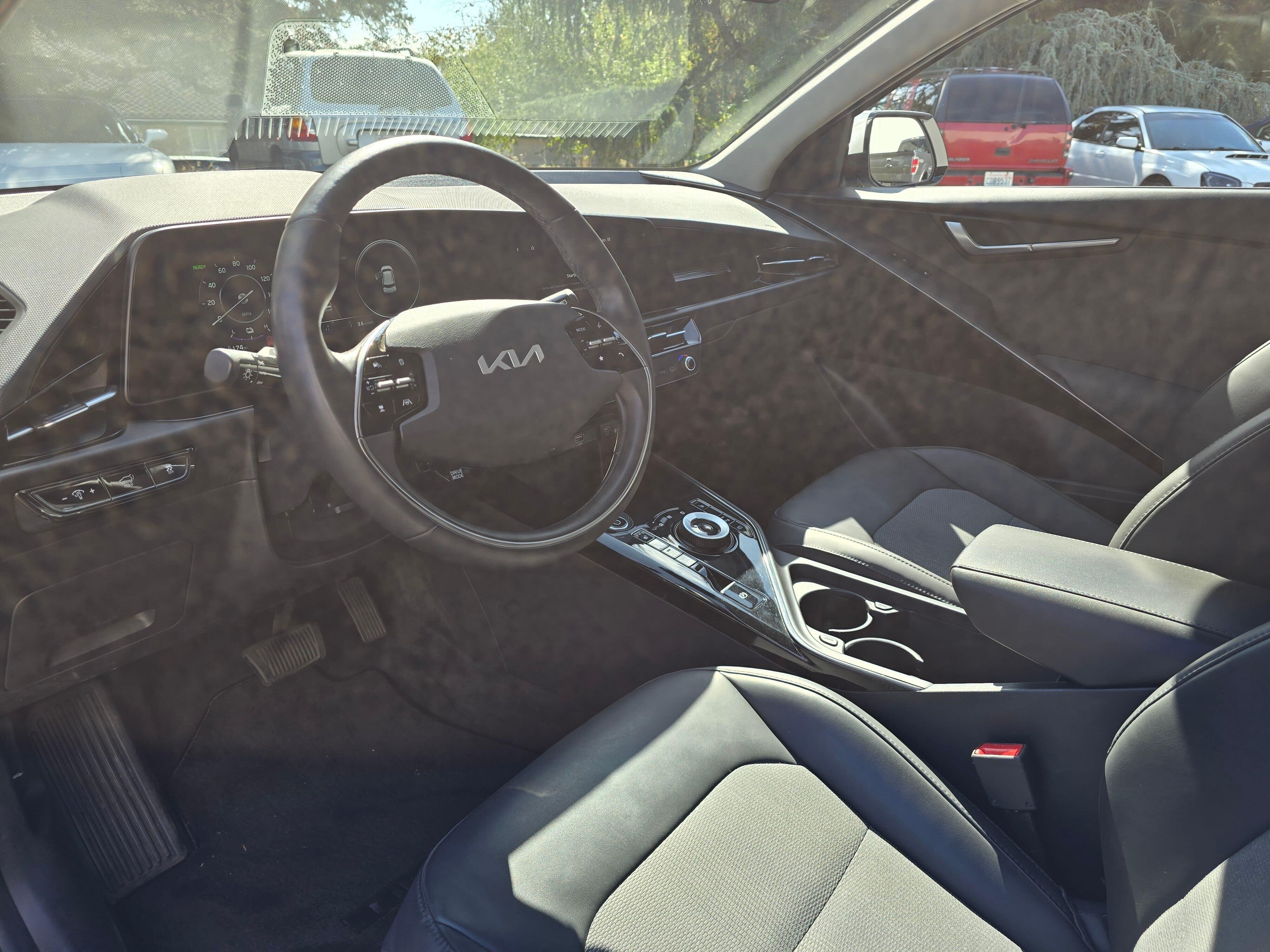 Certified Used 2023 Snow White Pearl Kia Wind image 11