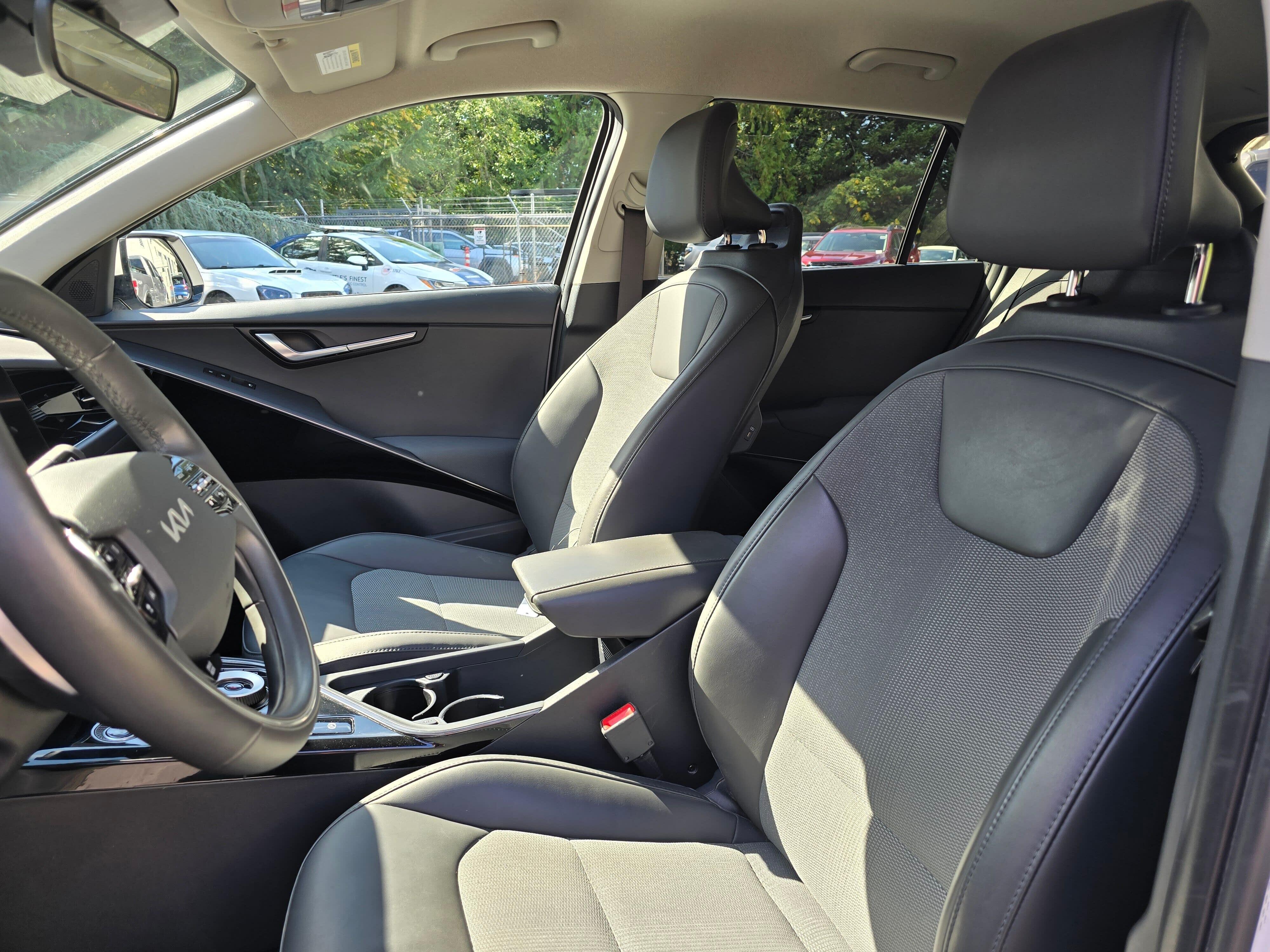 Certified Used 2023 Snow White Pearl Kia Wind image 12