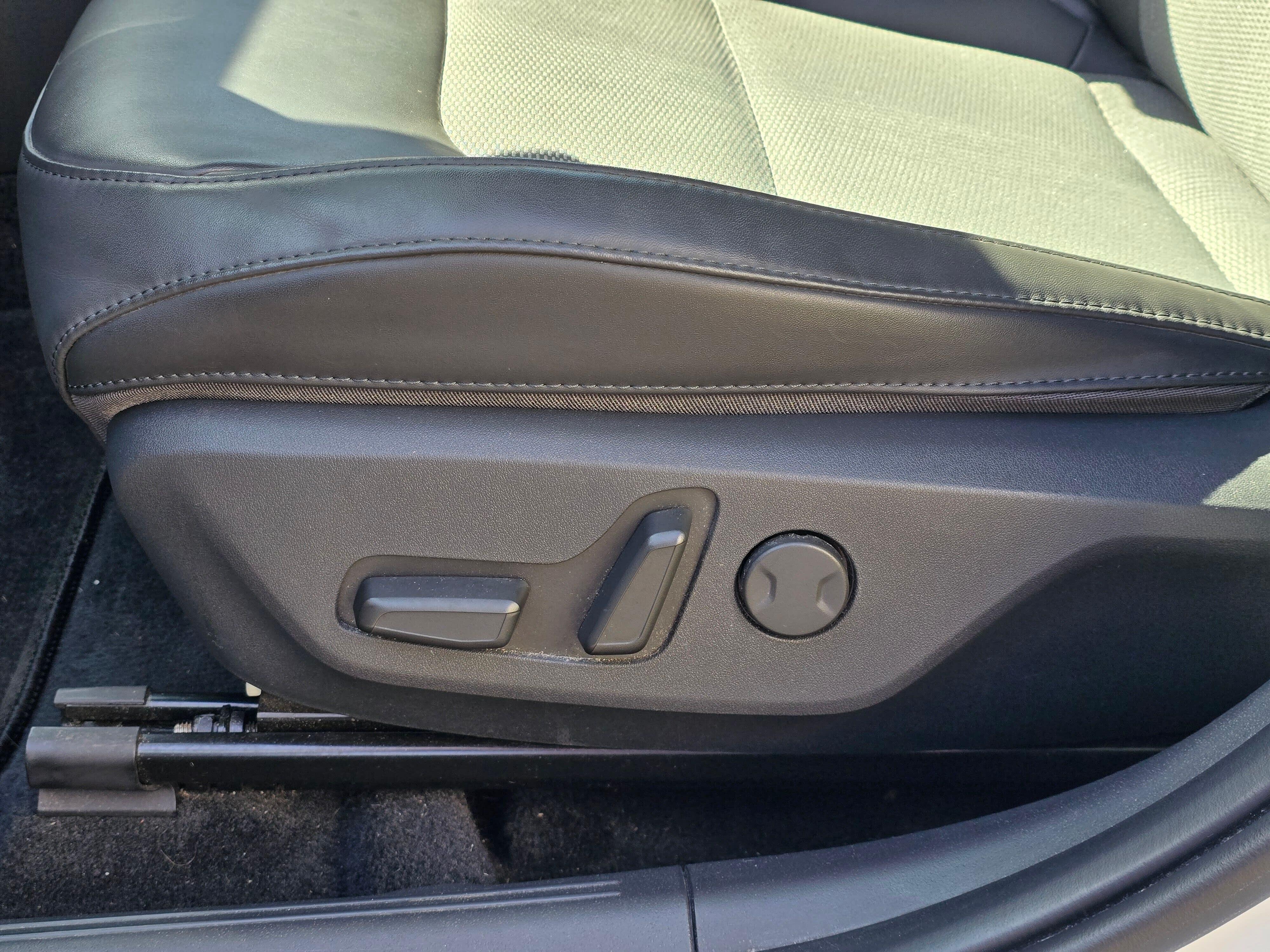 Certified Used 2023 Snow White Pearl Kia Wind image 13
