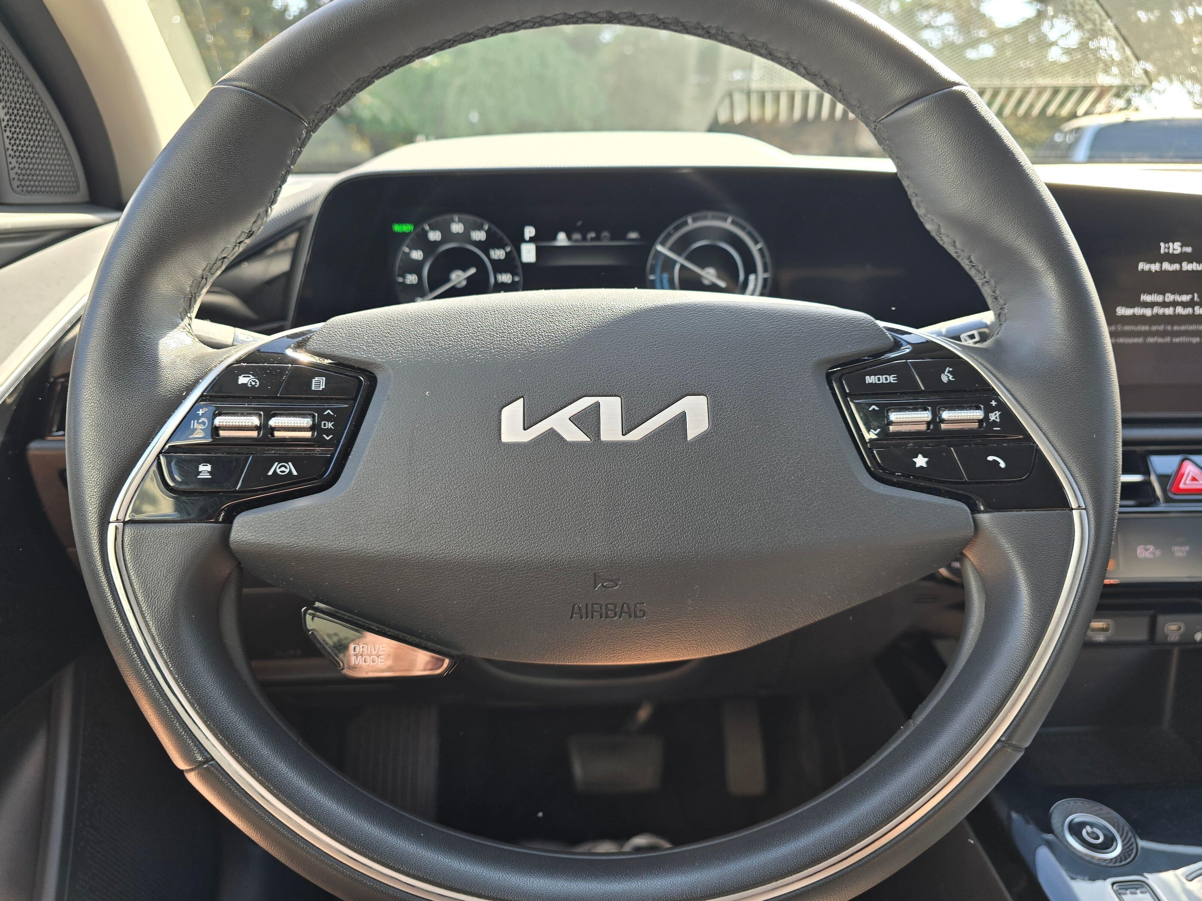 Certified Used 2023 Snow White Pearl Kia Wind image 15