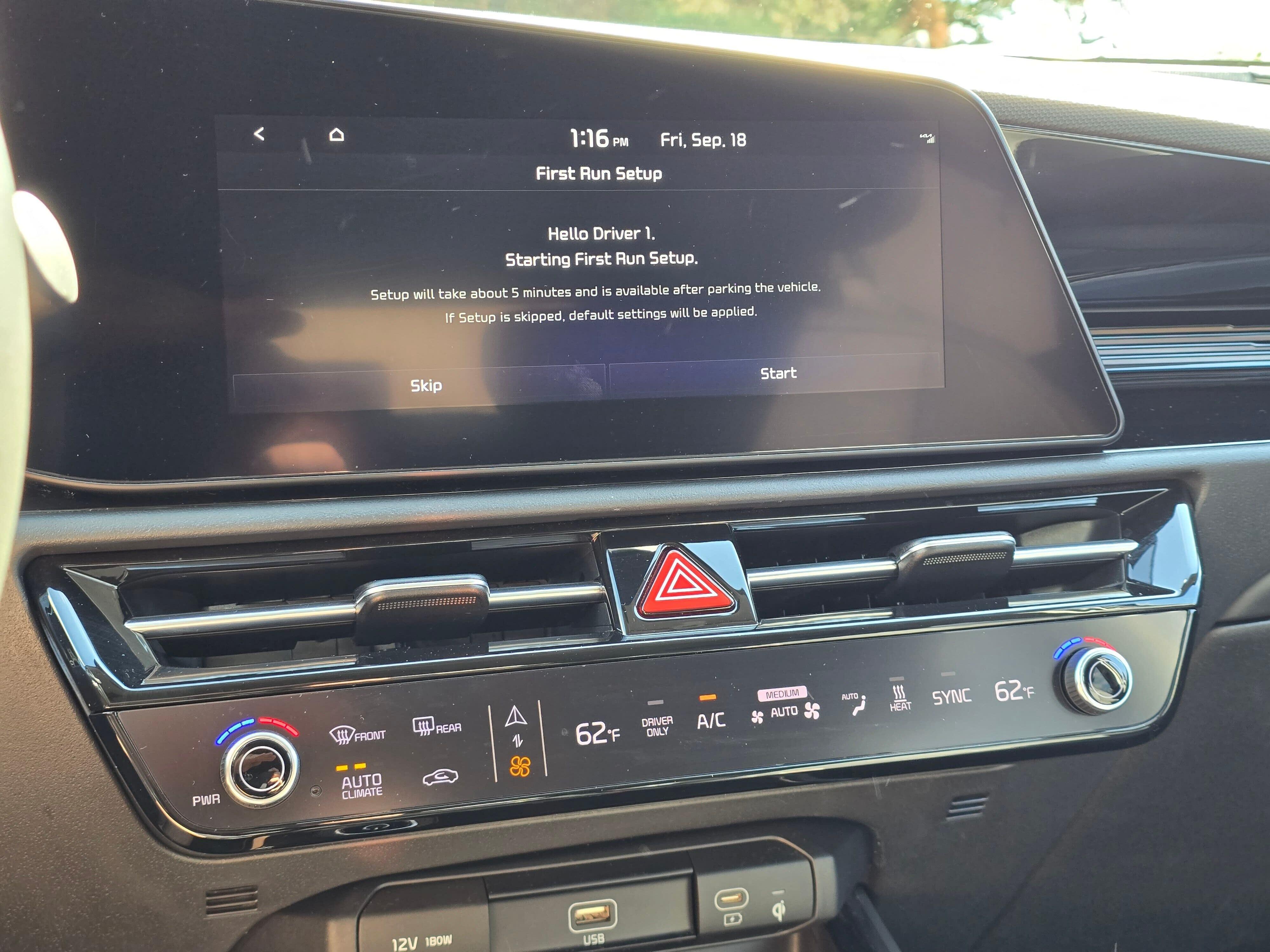 Certified Used 2023 Snow White Pearl Kia Wind image 18