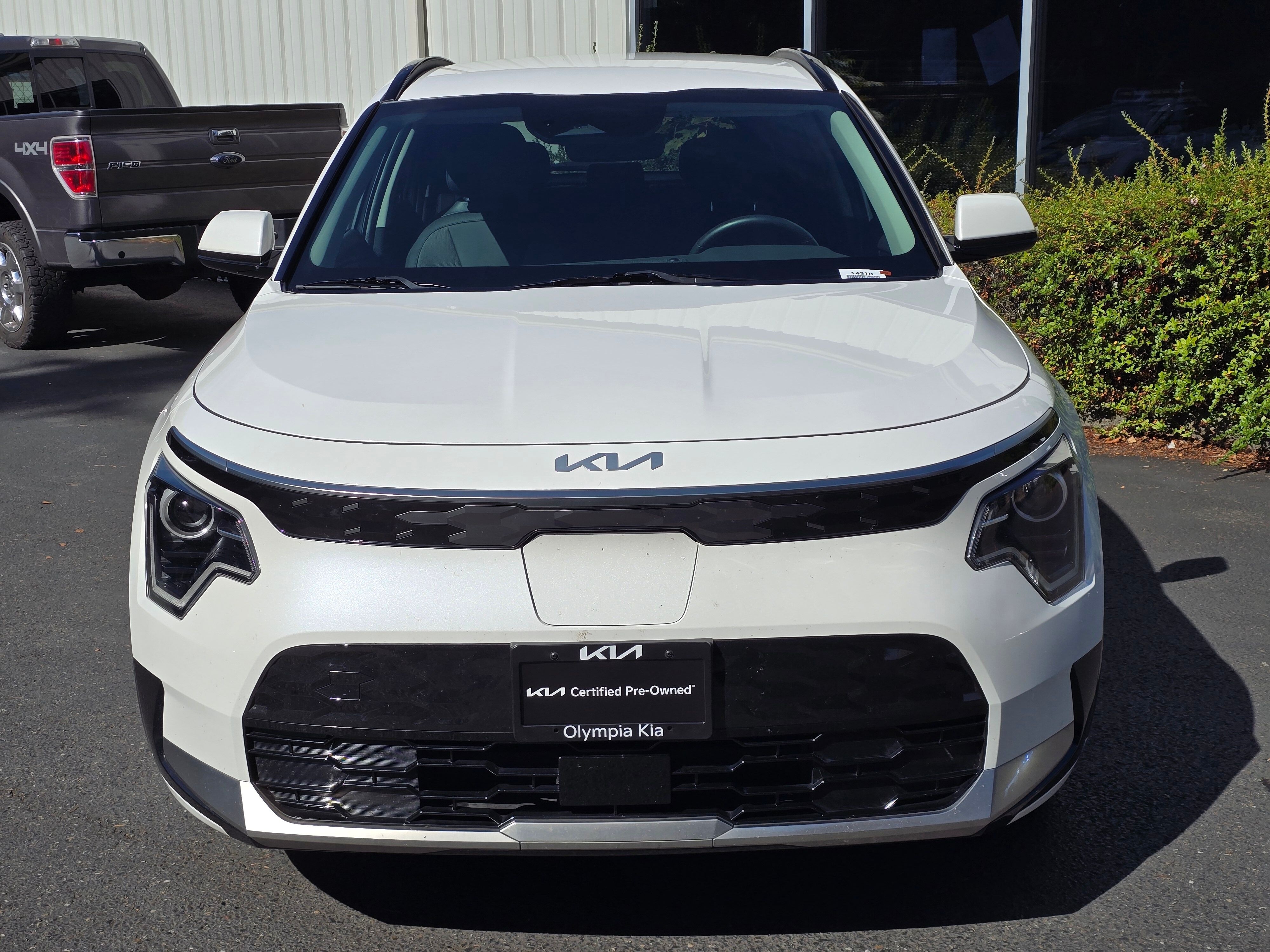 Certified Used 2023 Snow White Pearl Kia Wind image 2