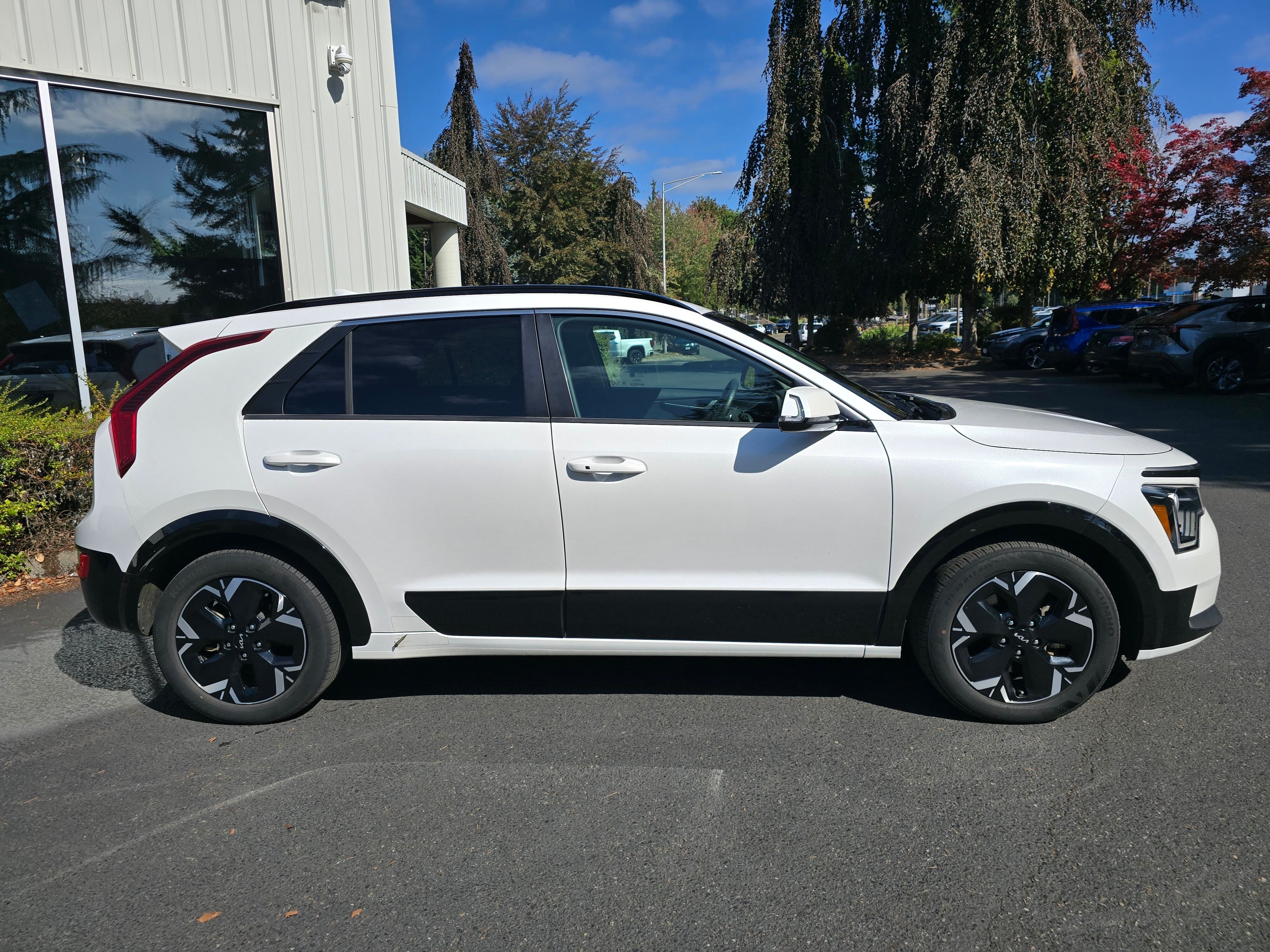 Certified Used 2023 Snow White Pearl Kia Wind image 3