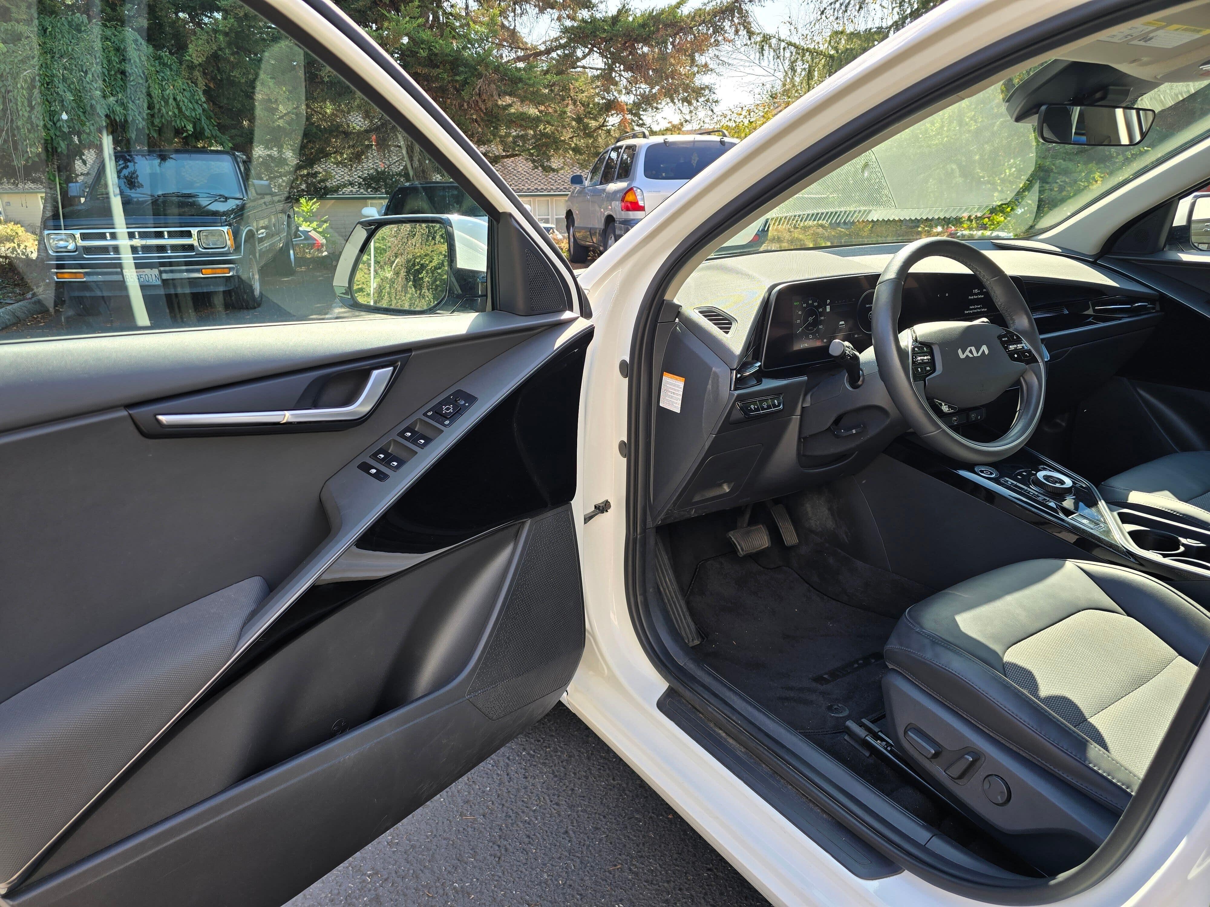 Certified Used 2023 Snow White Pearl Kia Wind image 7