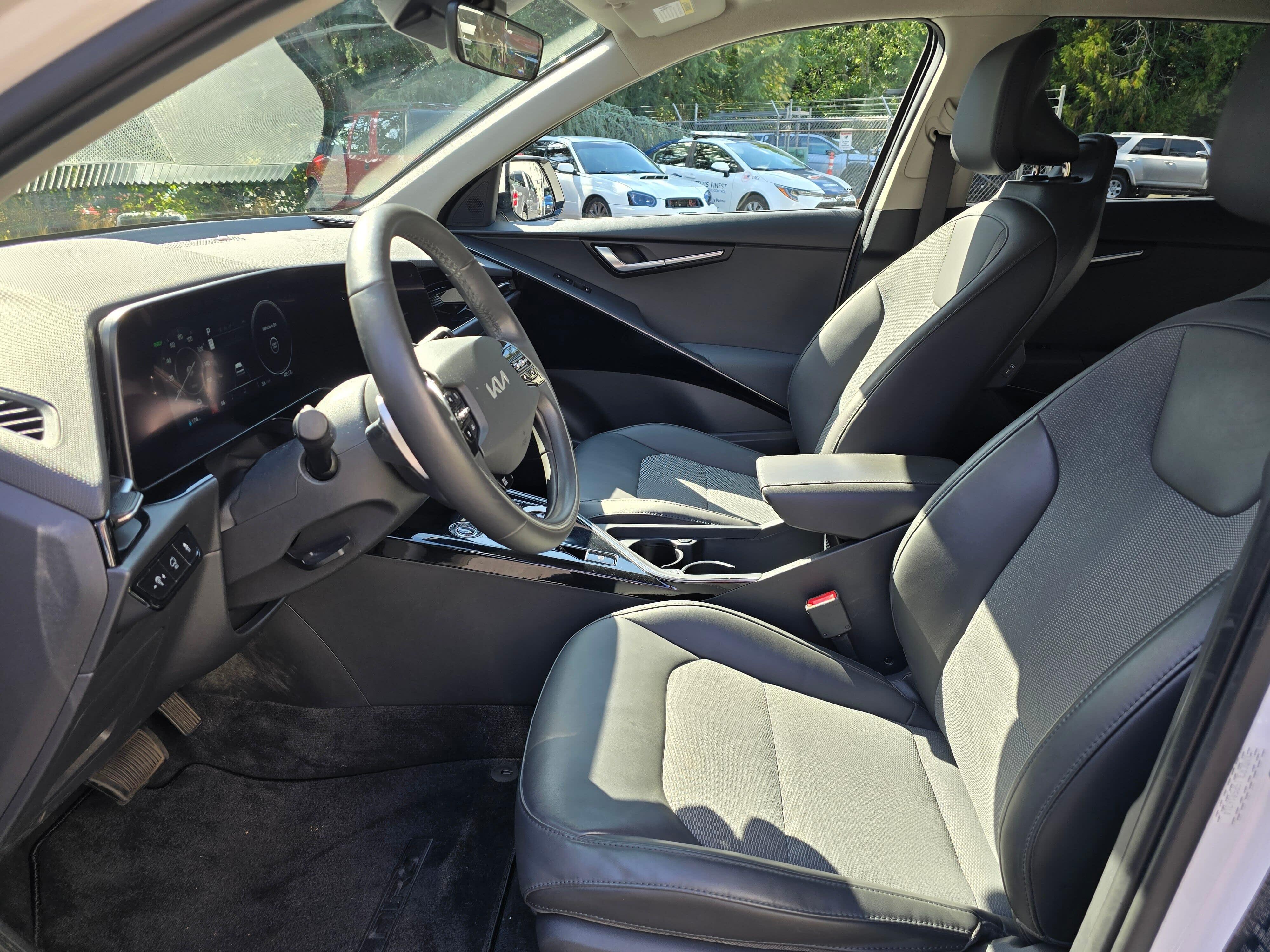 Certified Used 2023 Snow White Pearl Kia Wind image 8