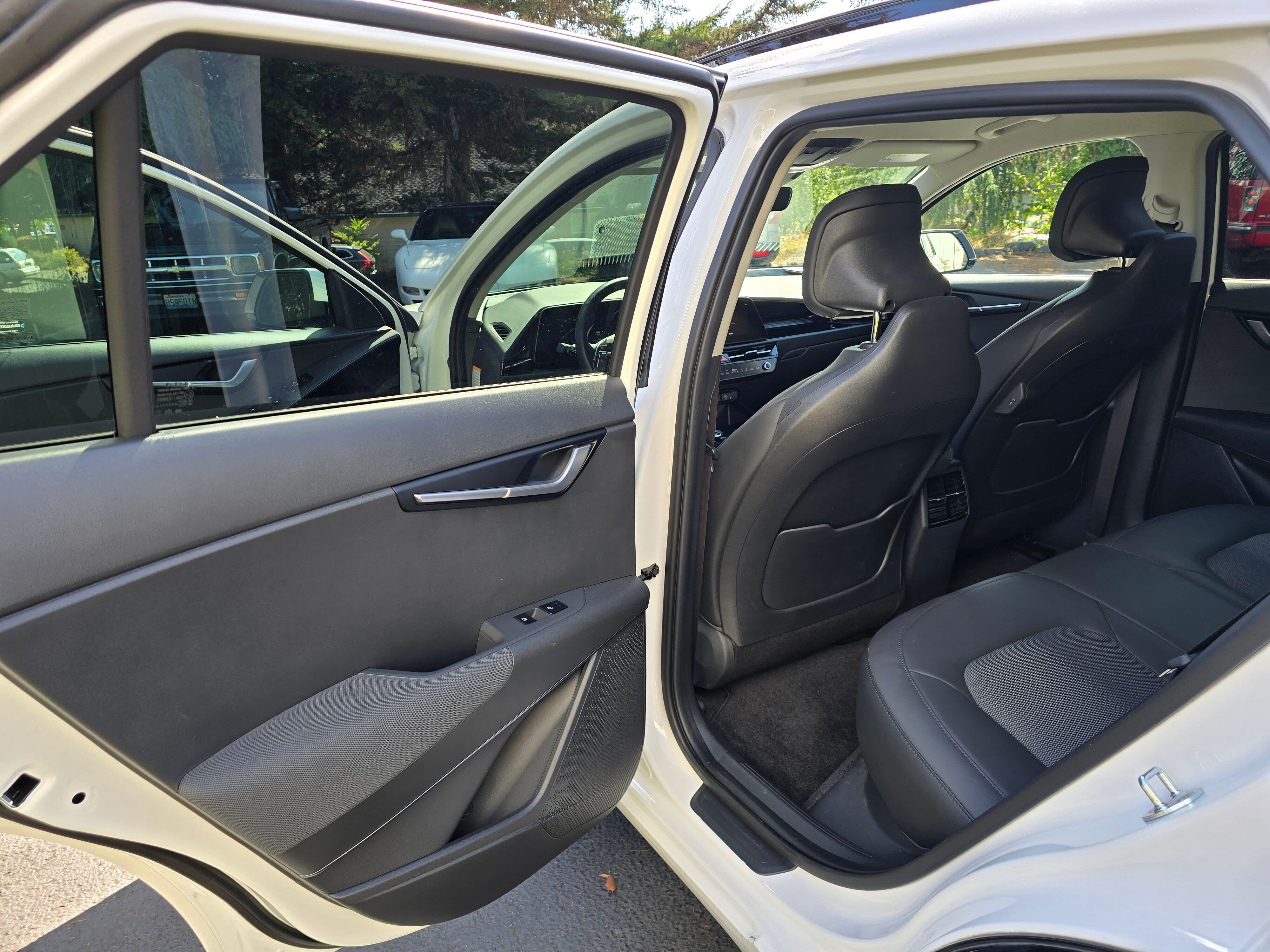 Certified Used 2023 Snow White Pearl Kia Wind image 9