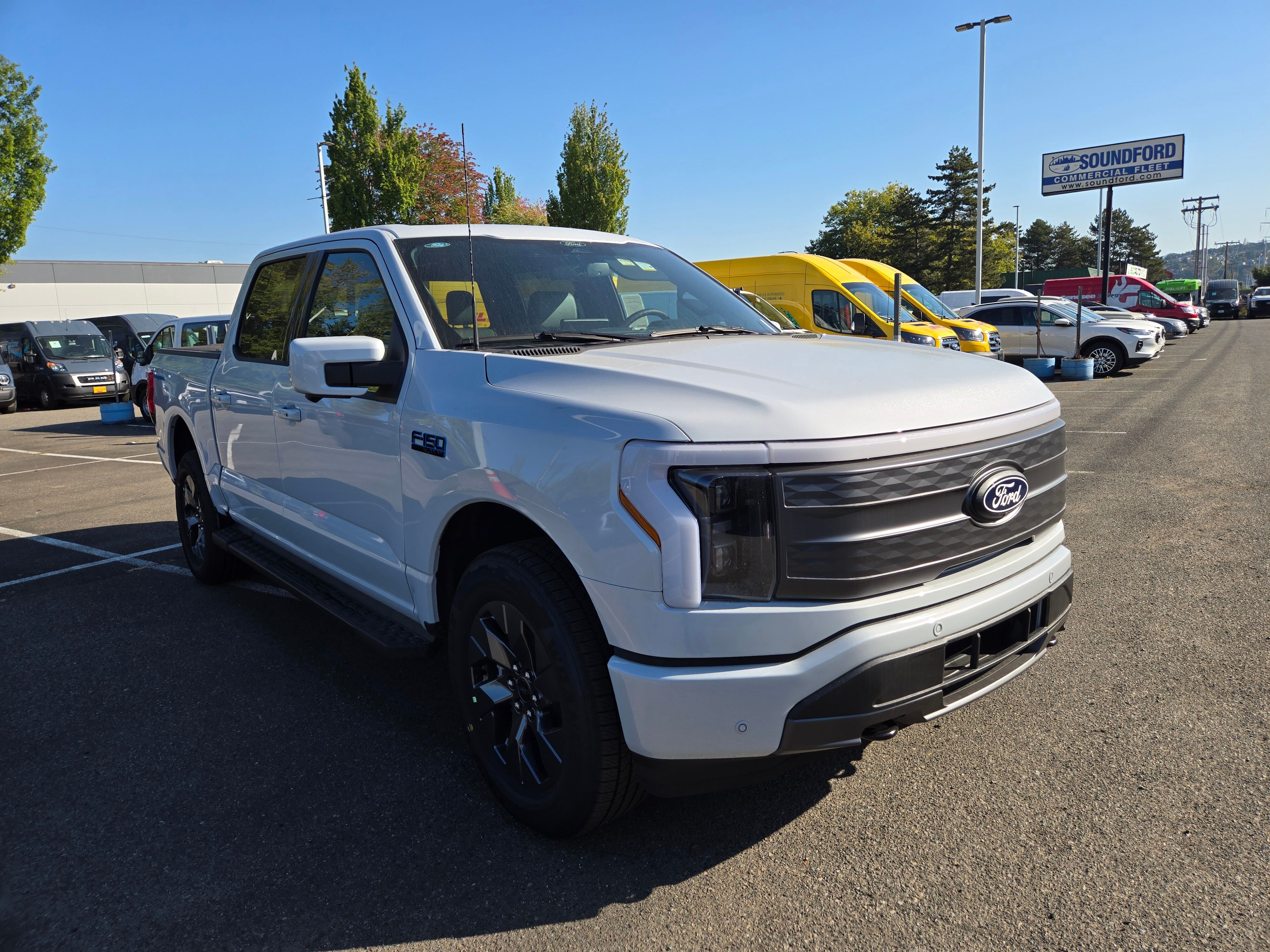 View vehicle photo 3