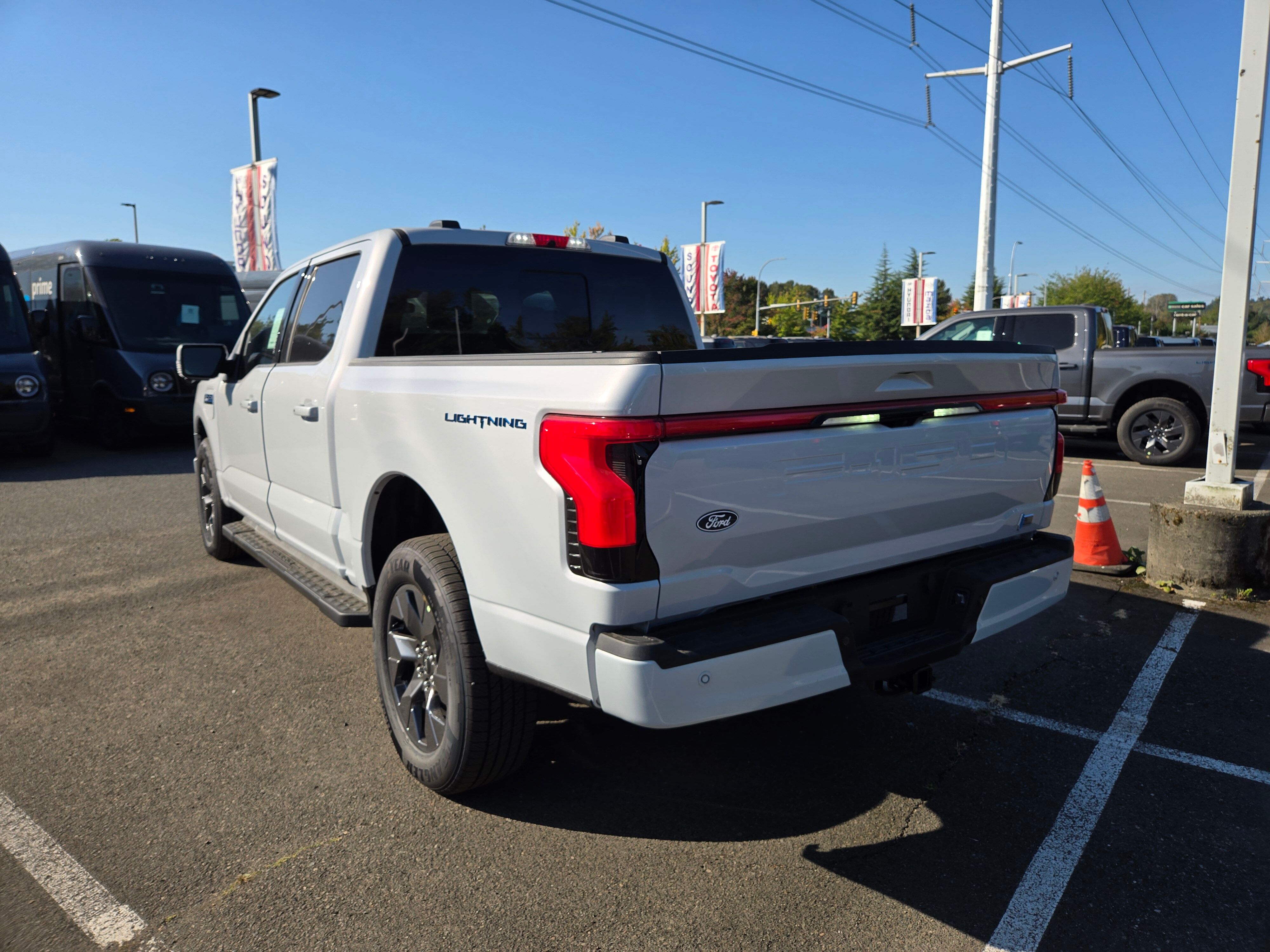 View vehicle photo 7