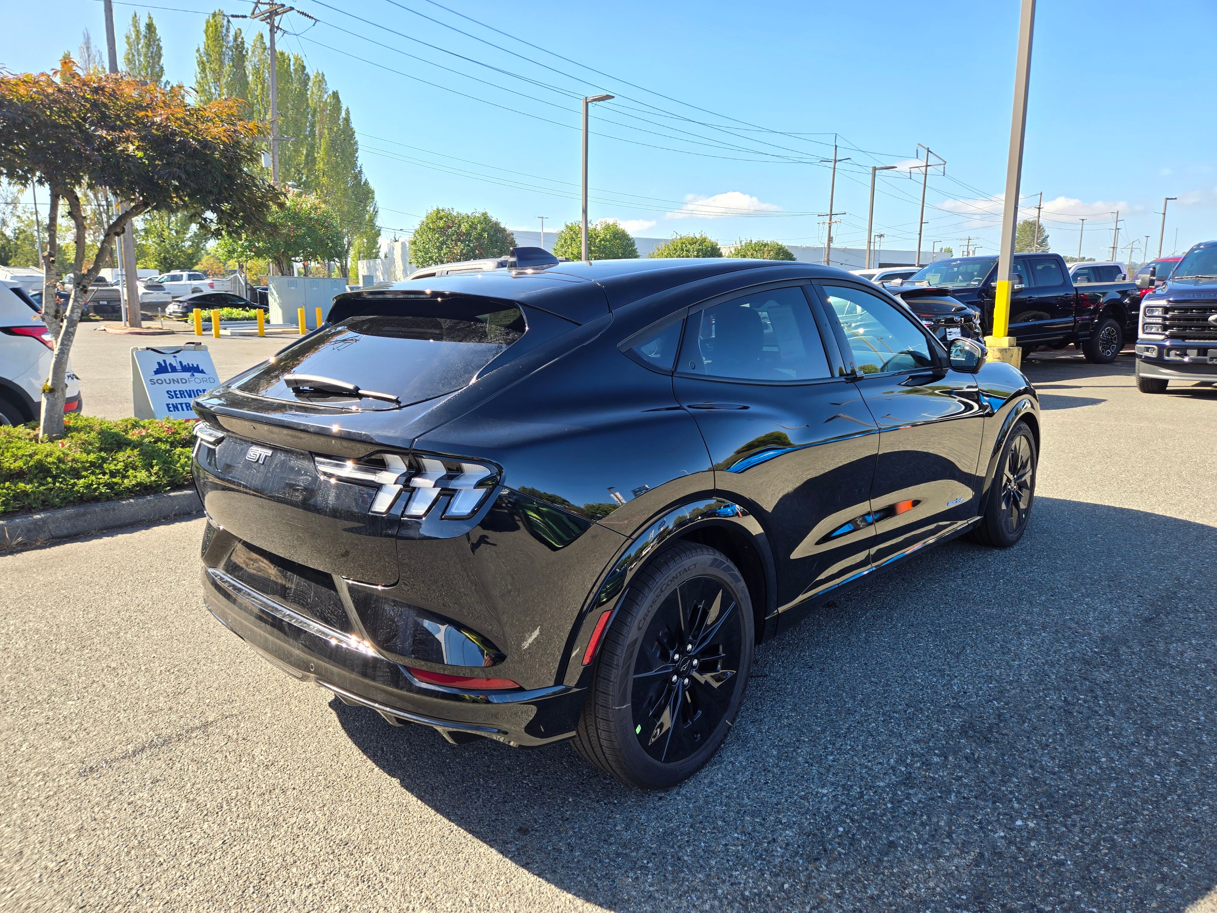 View vehicle photo 5