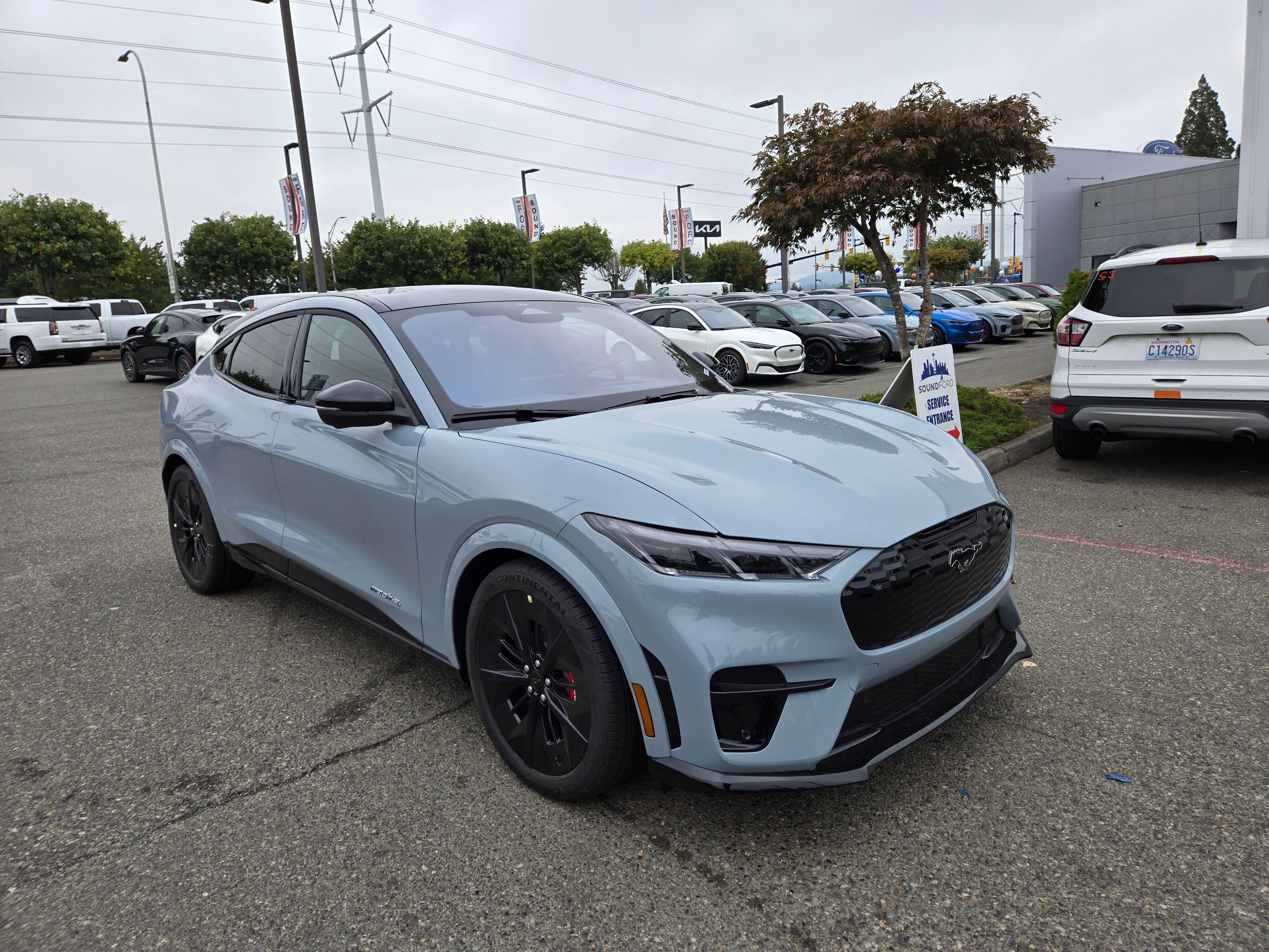 View vehicle photo 3