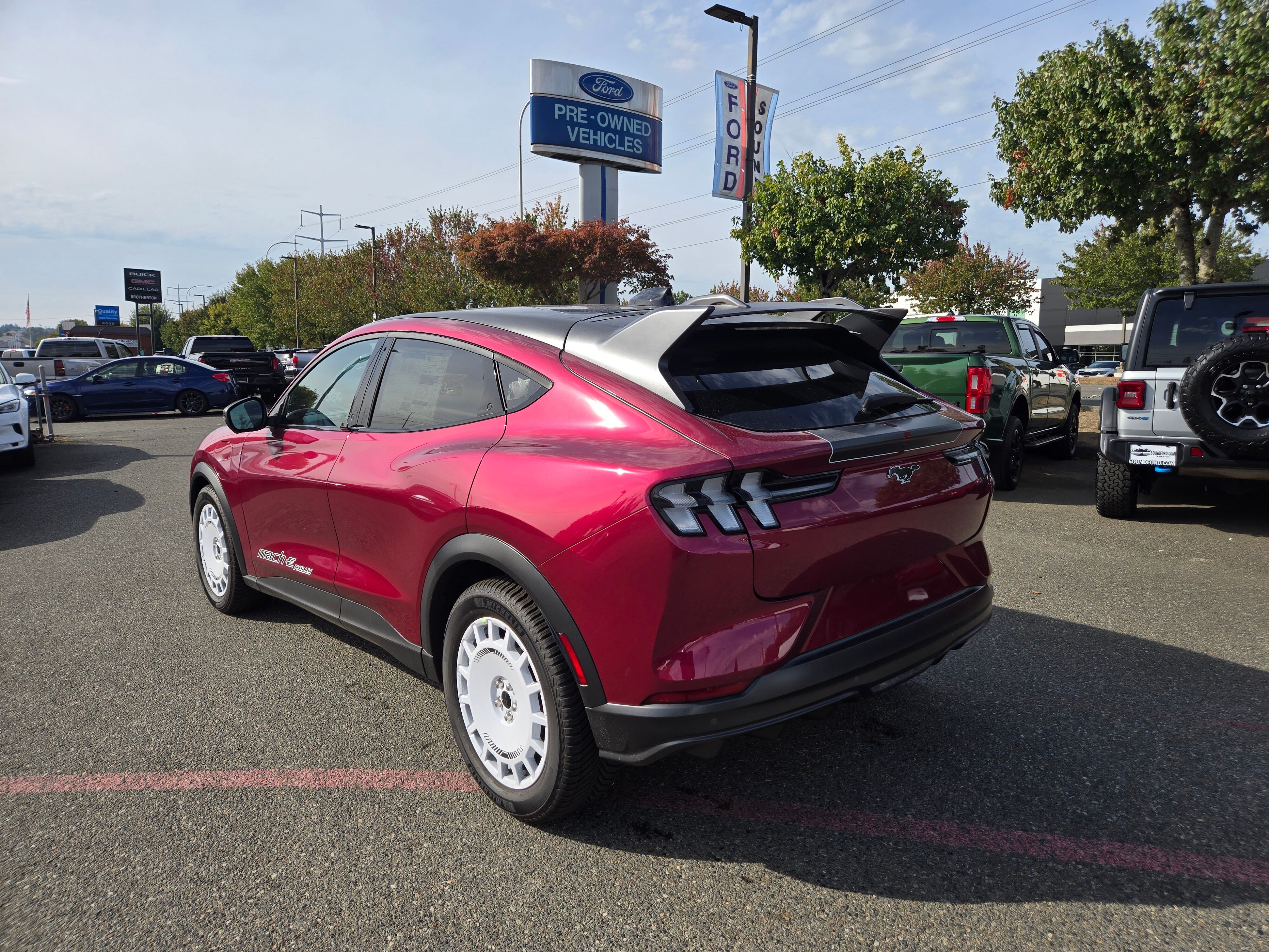 View vehicle photo 7