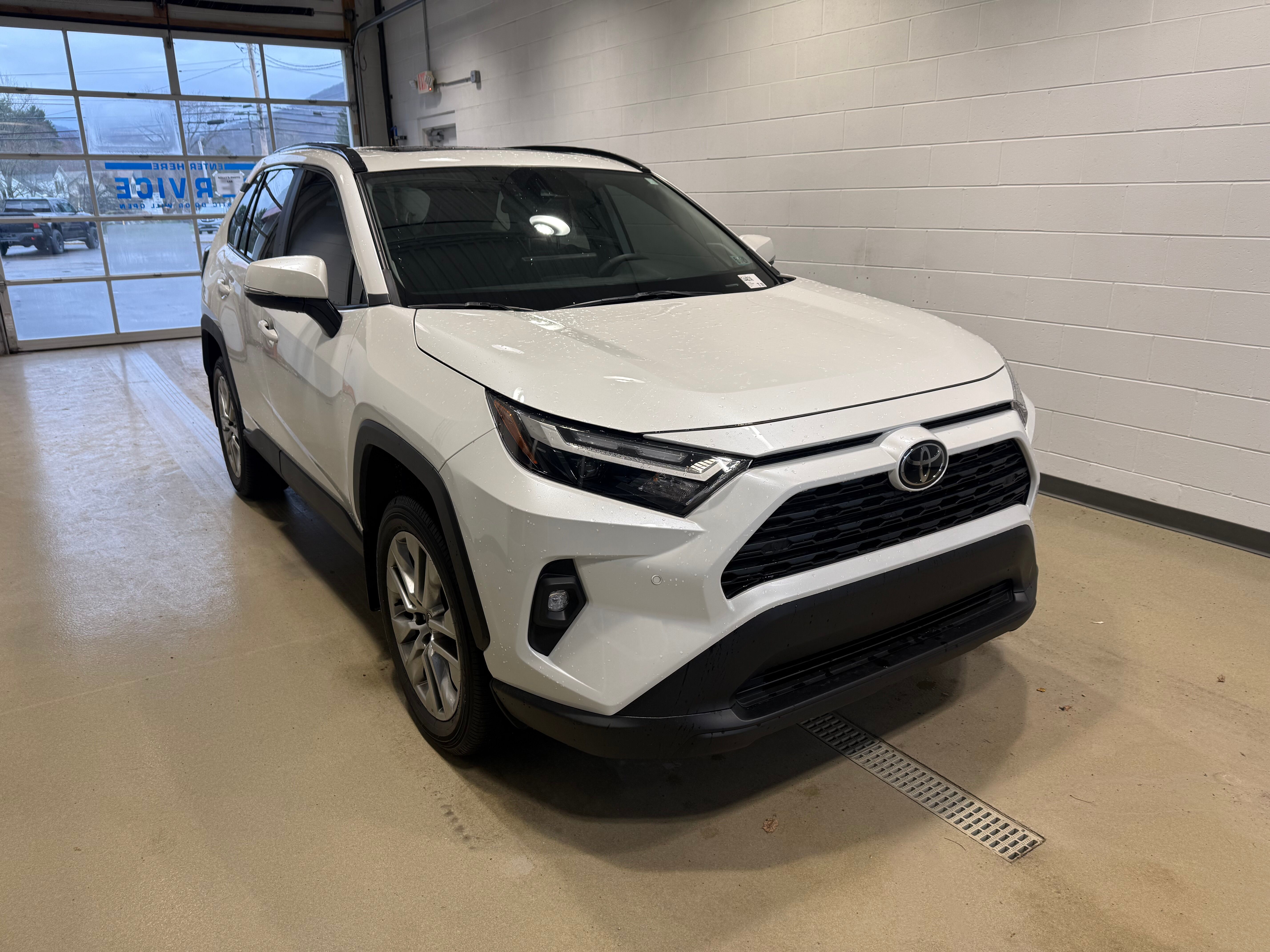 View vehicle photo 7