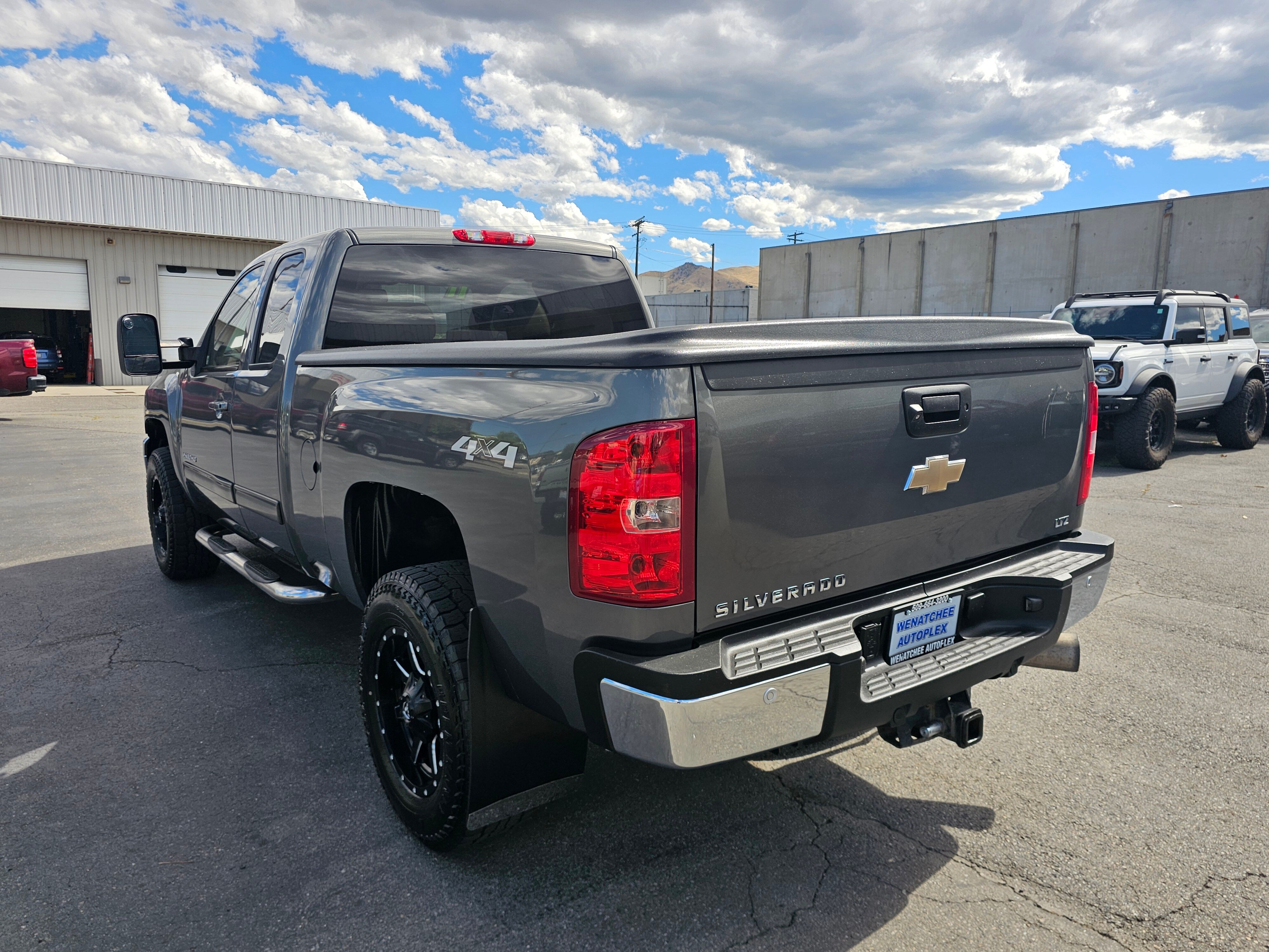 View vehicle photo 3
