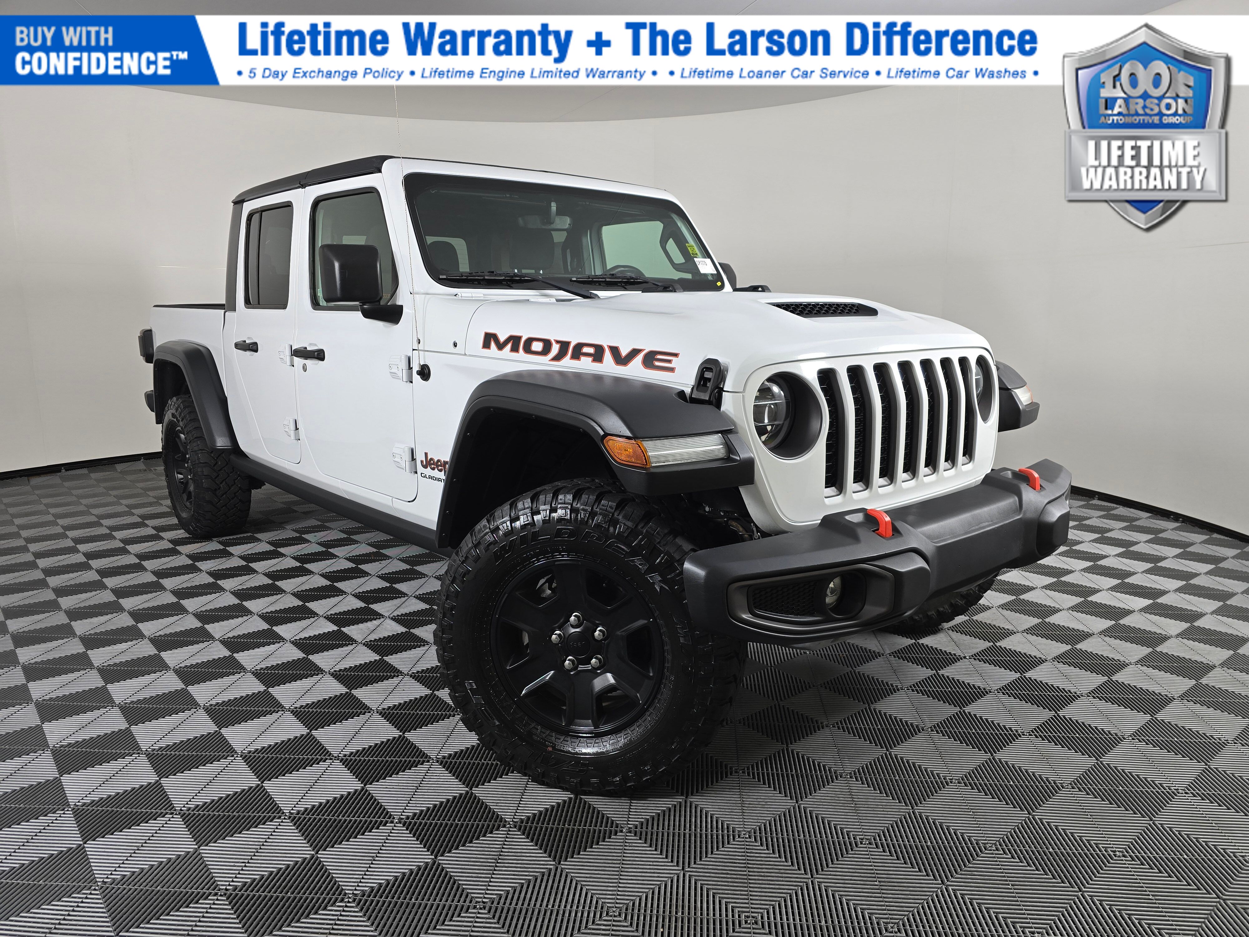 Bright White Clear Coat 2021 Jeep Gladiator Mojave Crew Cab 4WD Pickup Truck Four-Wheel Drive 6-Speed Manual