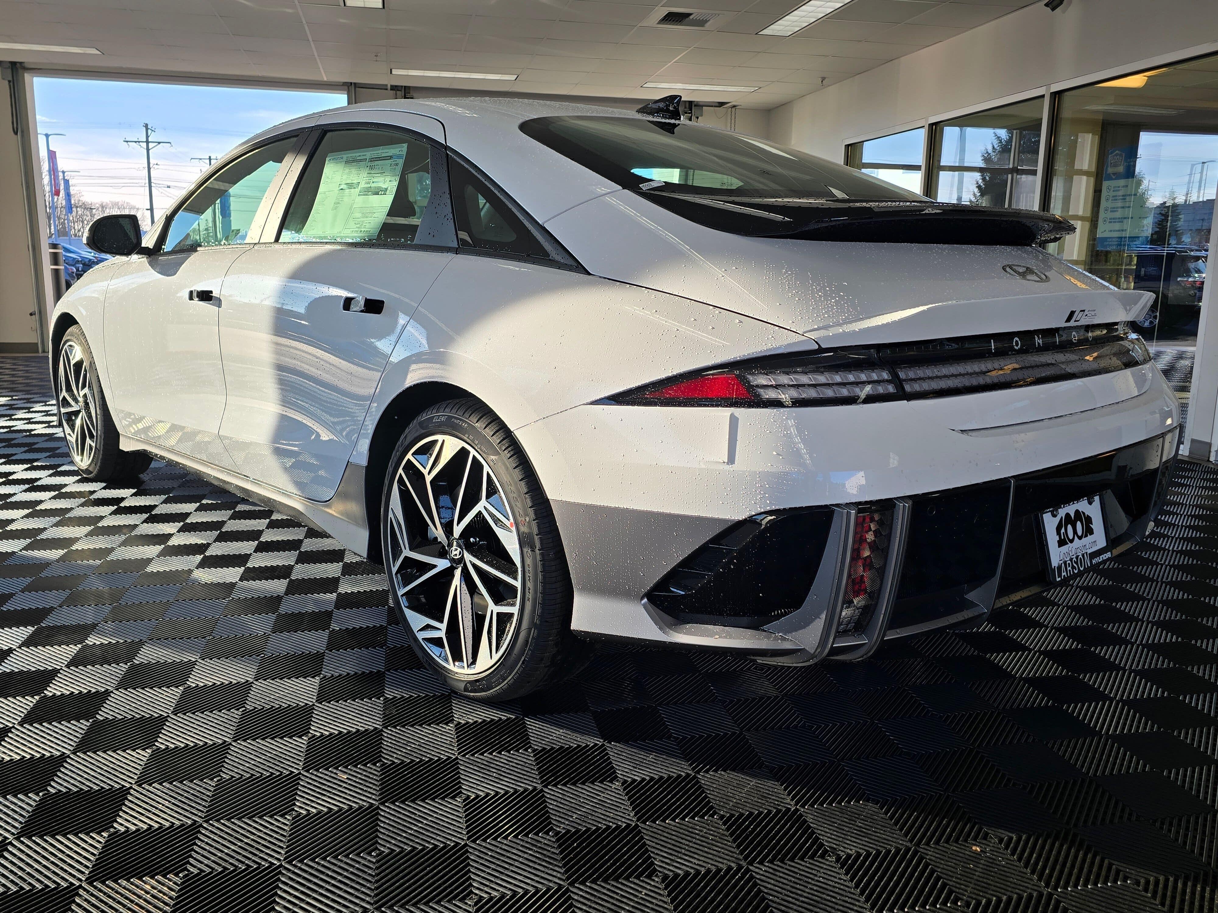 View vehicle photo 6