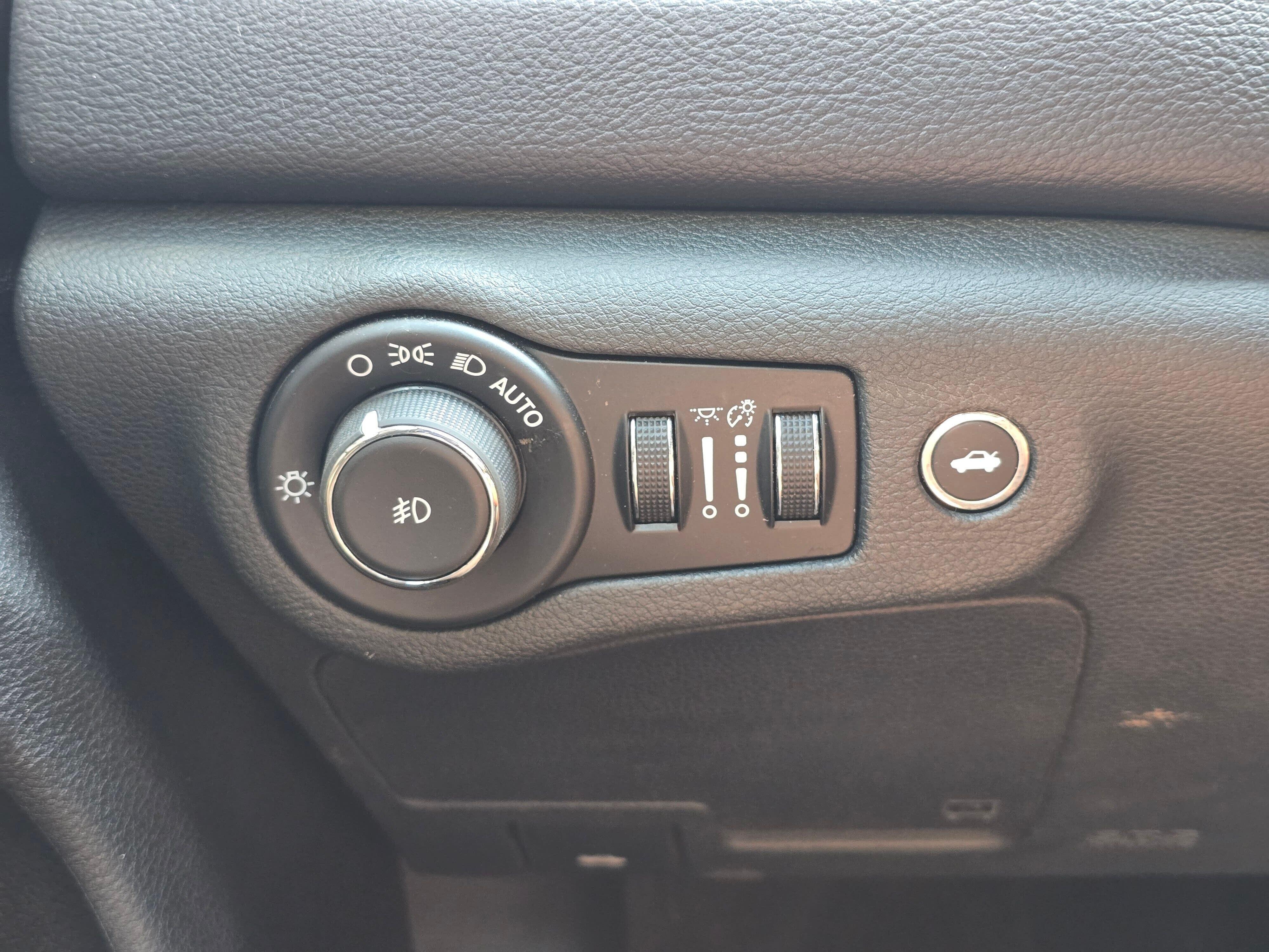 Used 2015 Crystal Metallic Chrysler S image 18