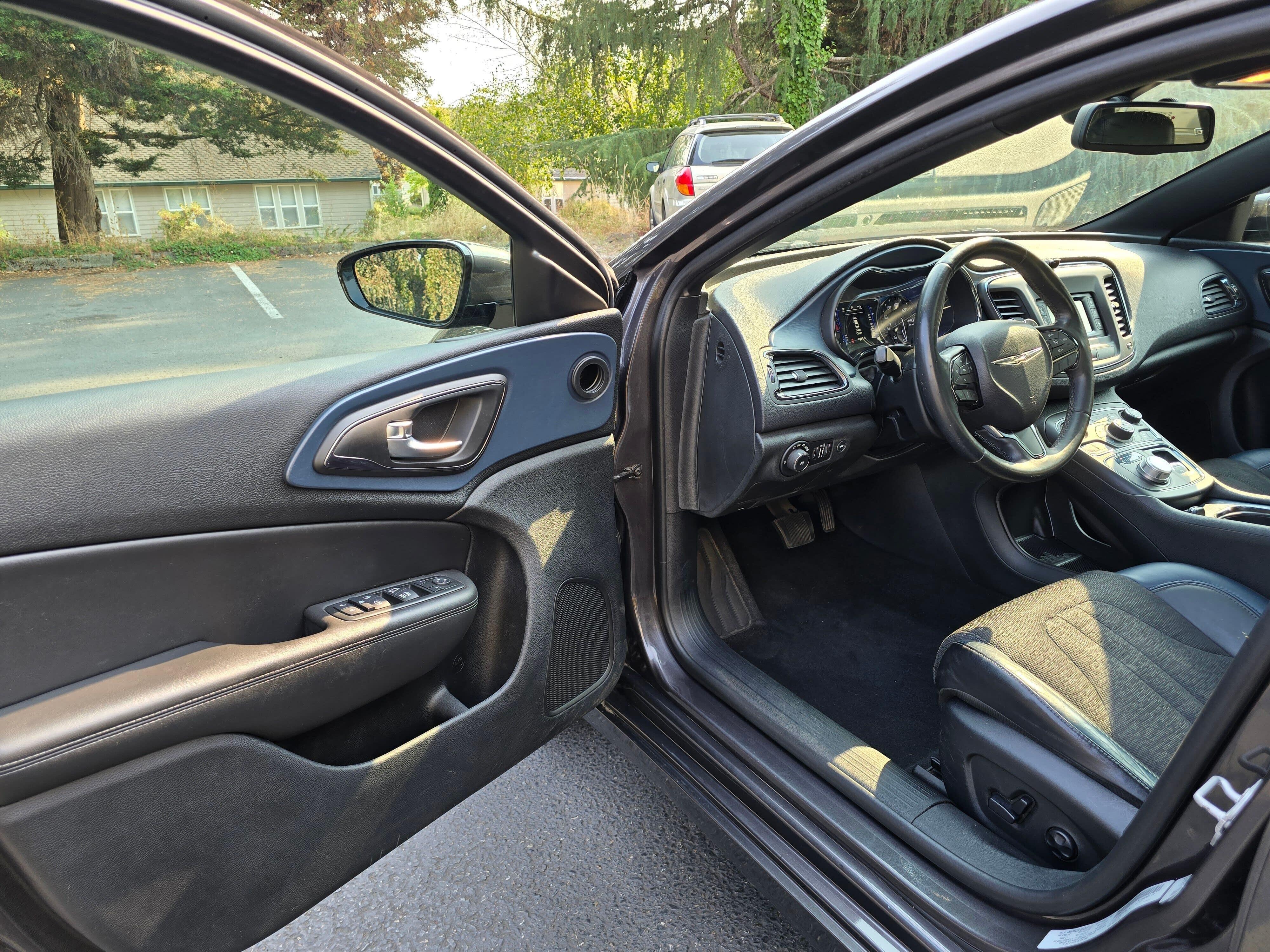 Used 2015 Crystal Metallic Chrysler S image 7