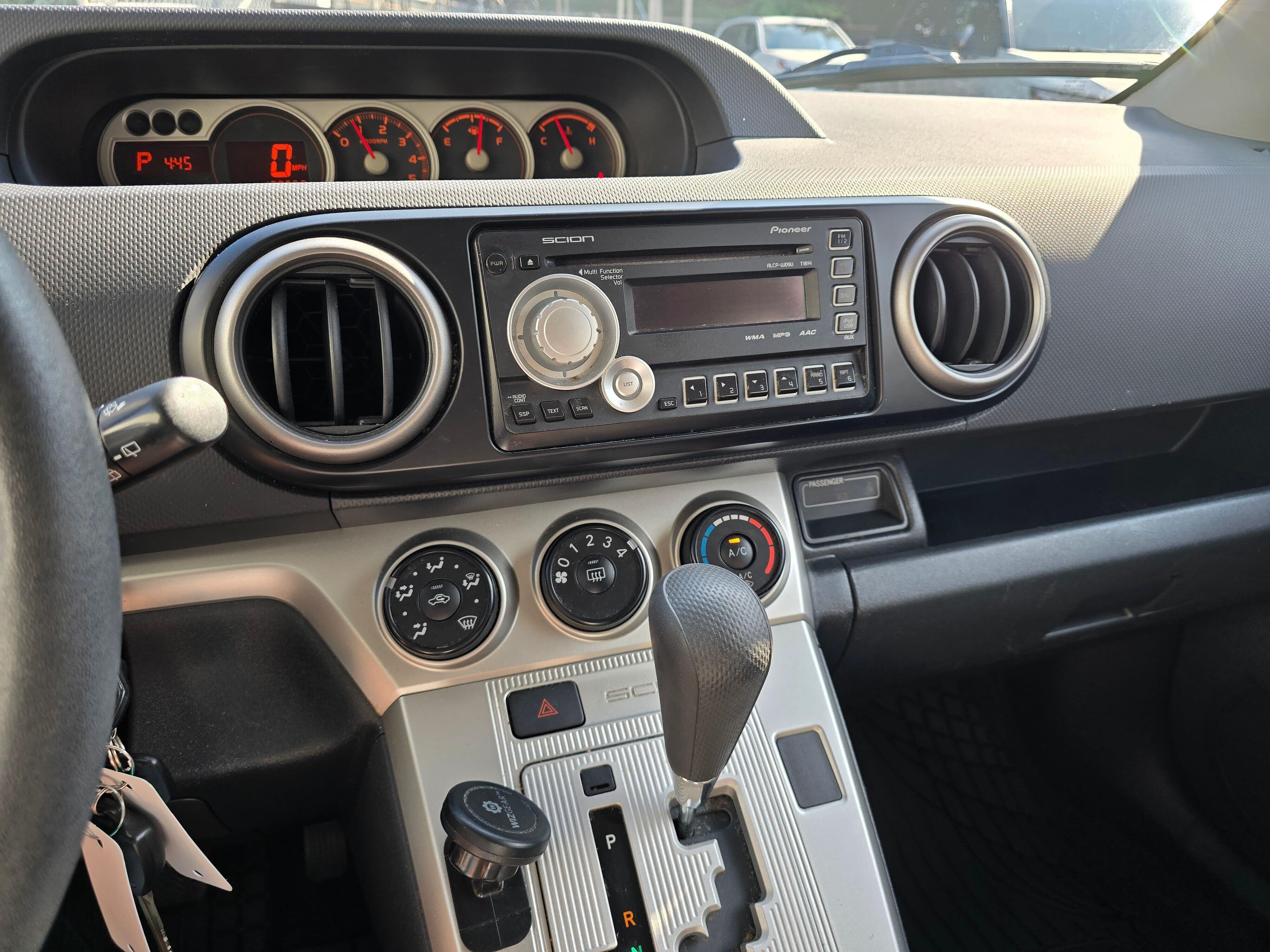 Used 2010 Super White Scion Base image 17