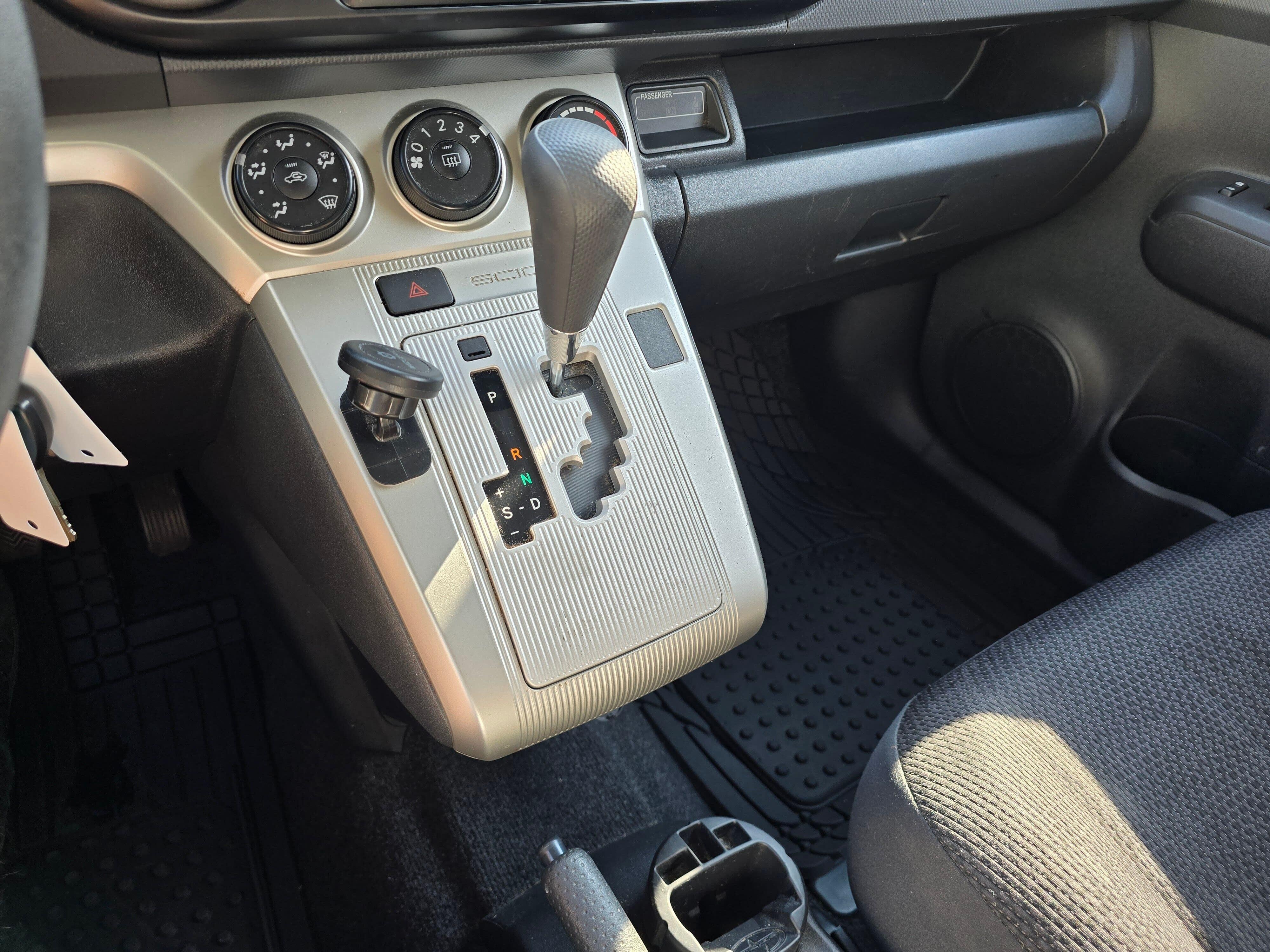 Used 2010 Super White Scion Base image 20