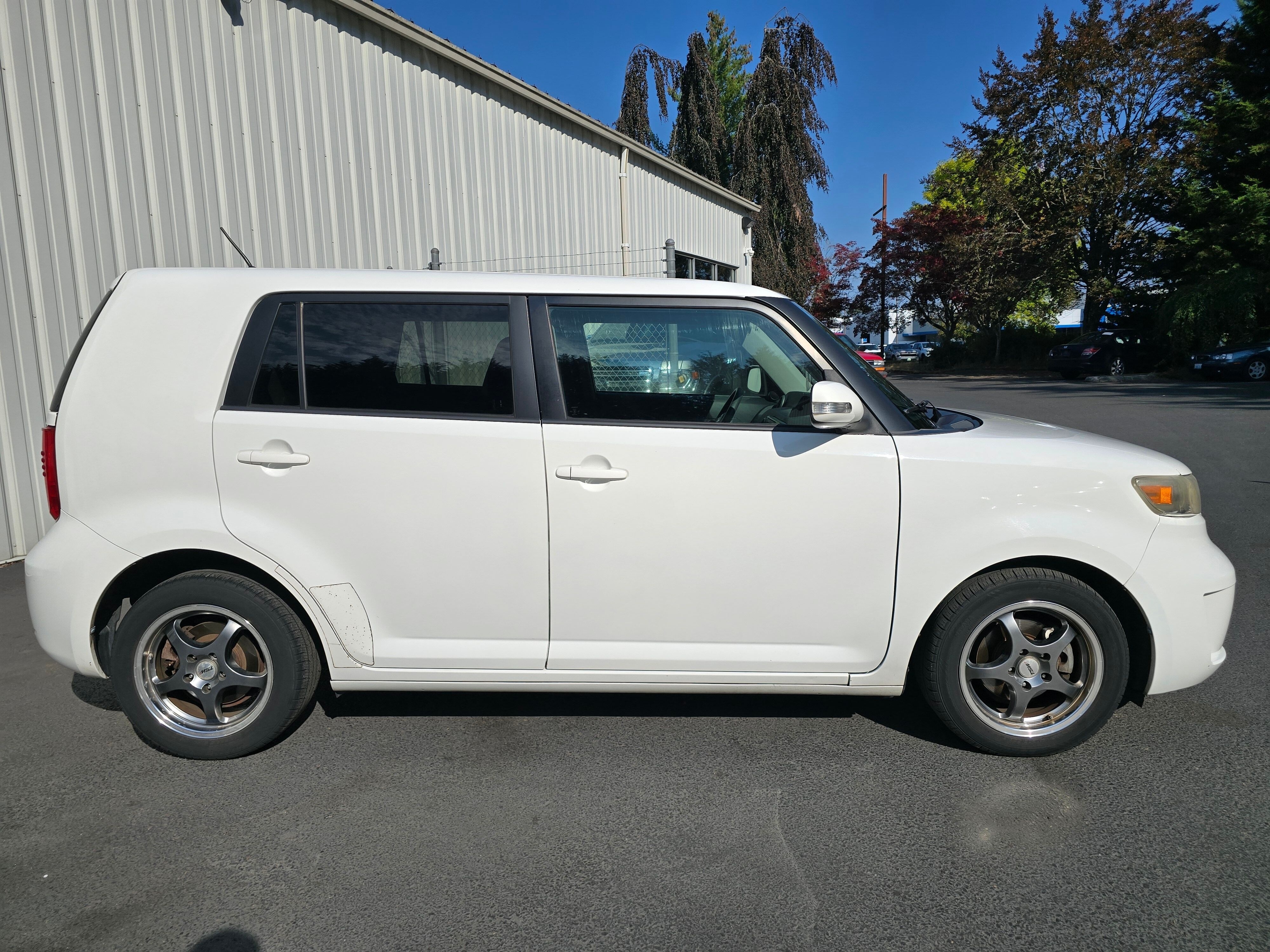Used 2010 Super White Scion Base image 3