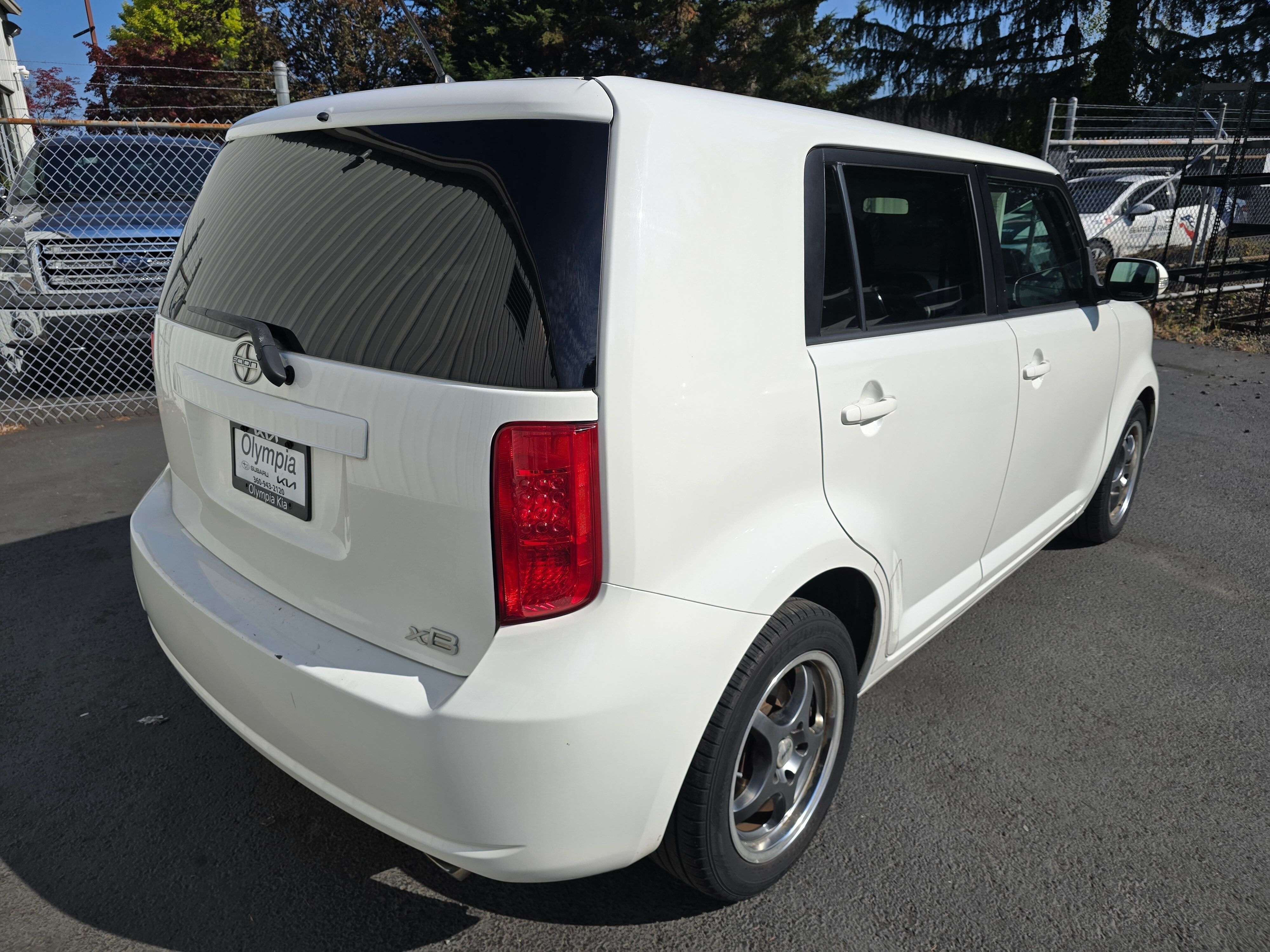 Used 2010 Super White Scion Base image 4