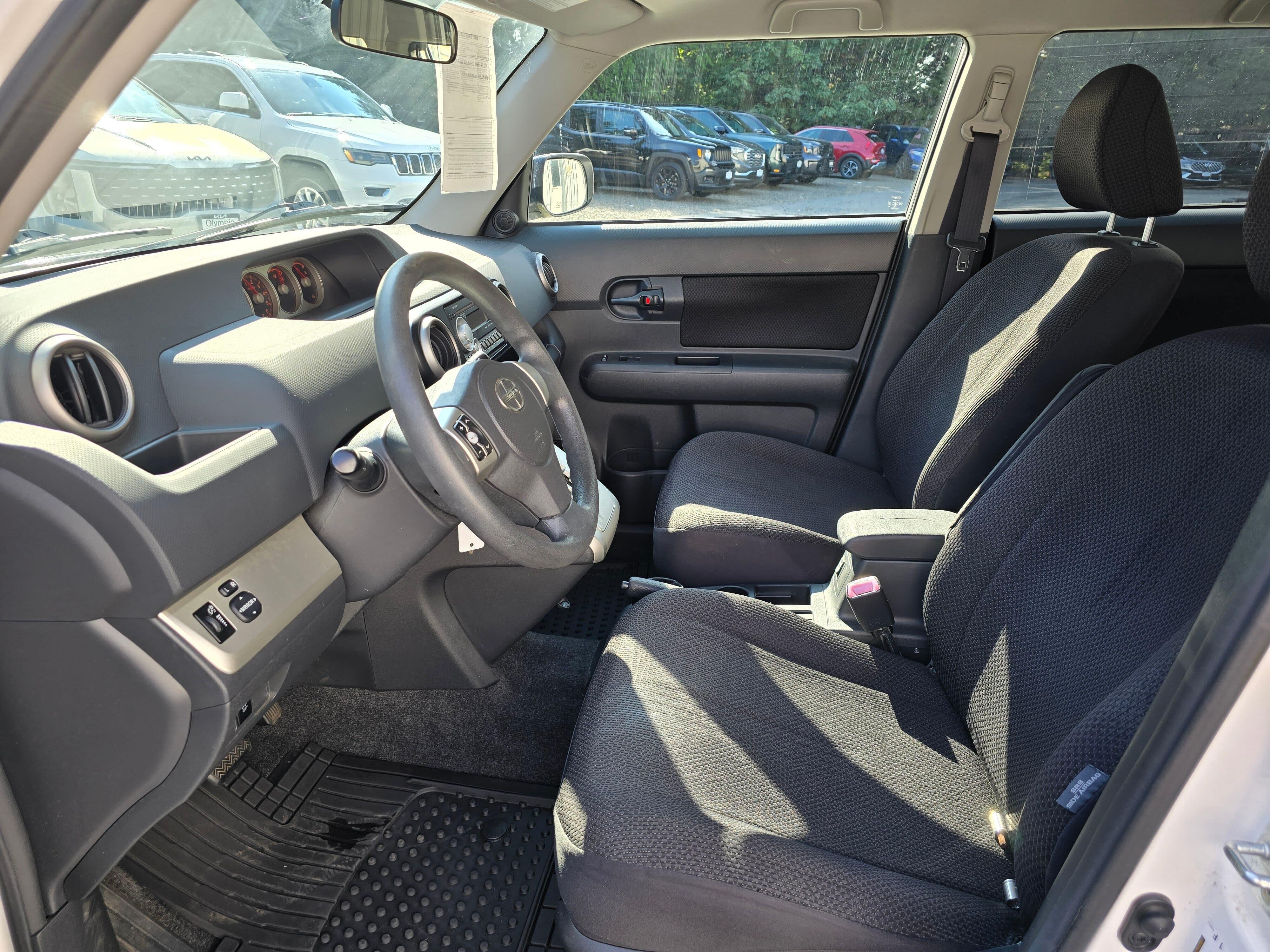 Used 2010 Super White Scion Base image 8