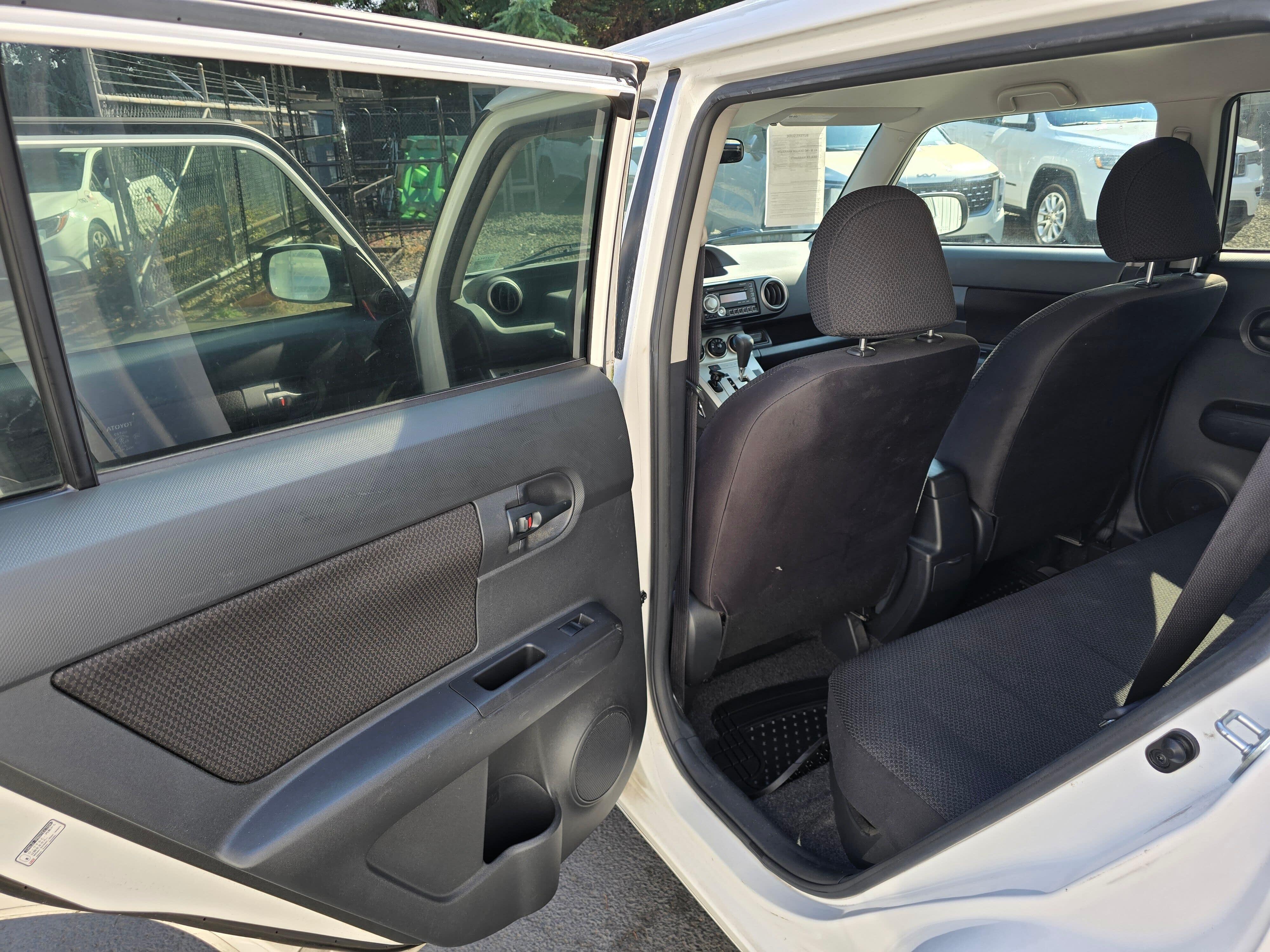 Used 2010 Super White Scion Base image 9