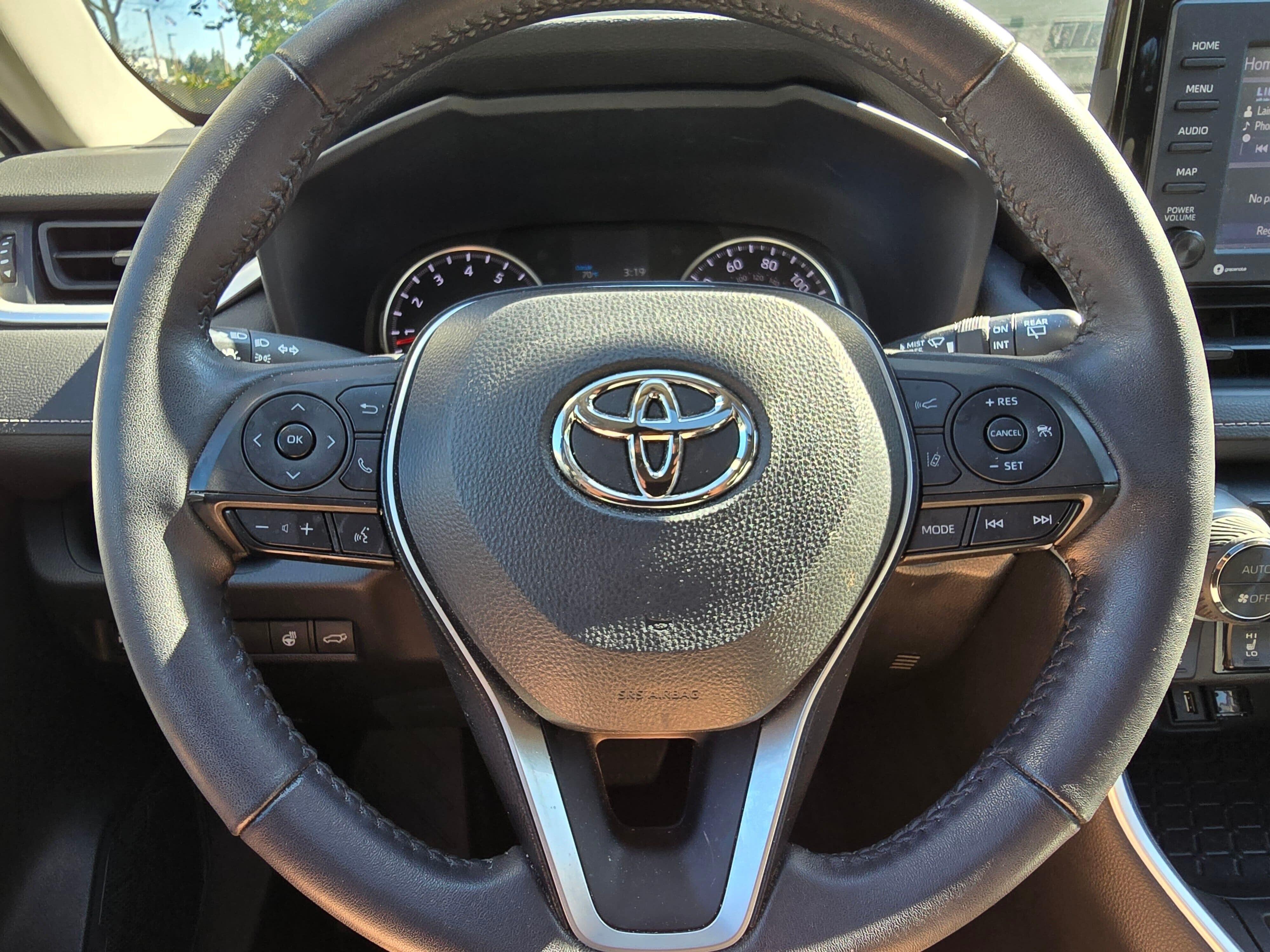 Used 2022 White Toyota XLE image 16