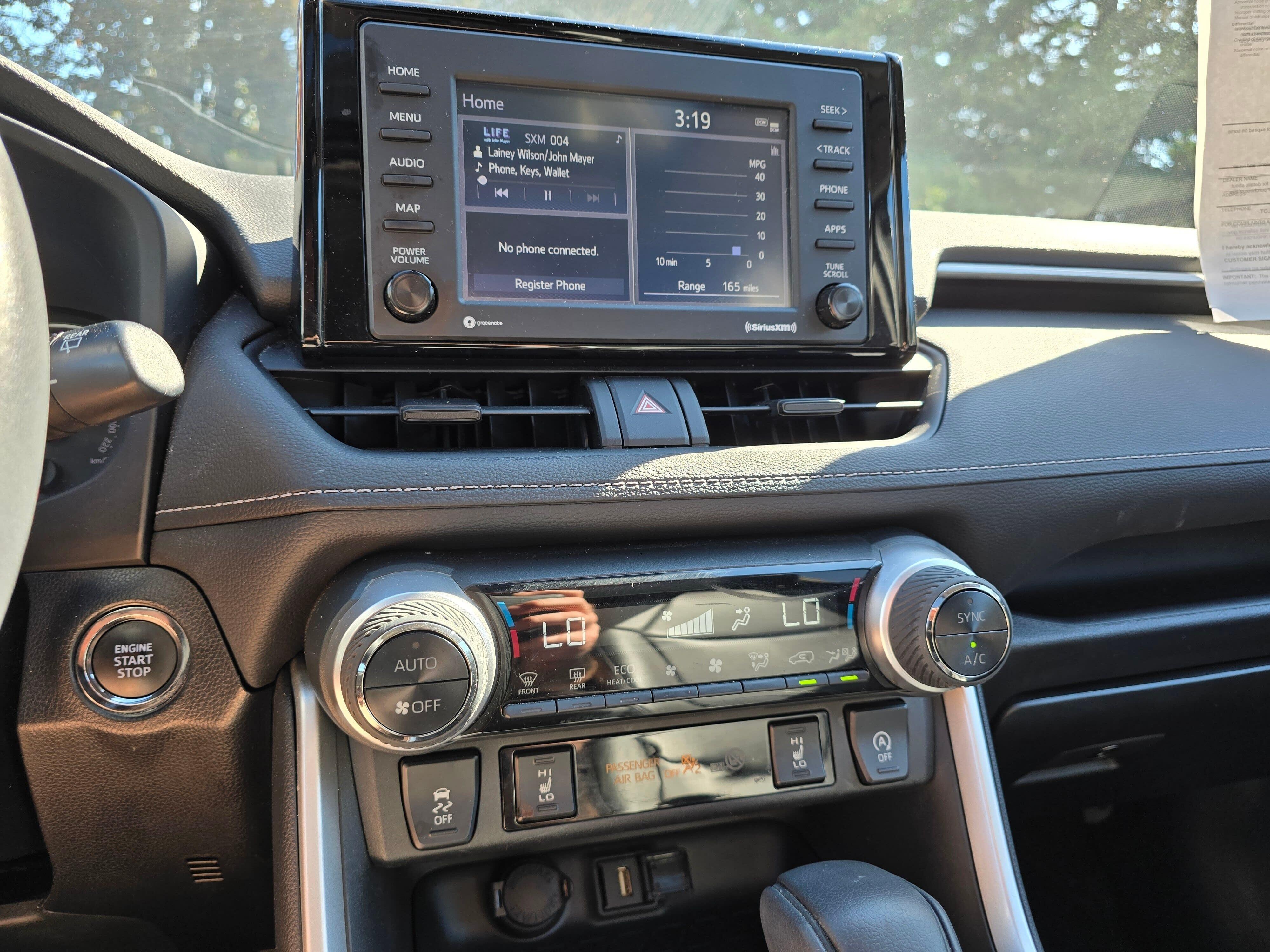 Used 2022 White Toyota XLE image 18