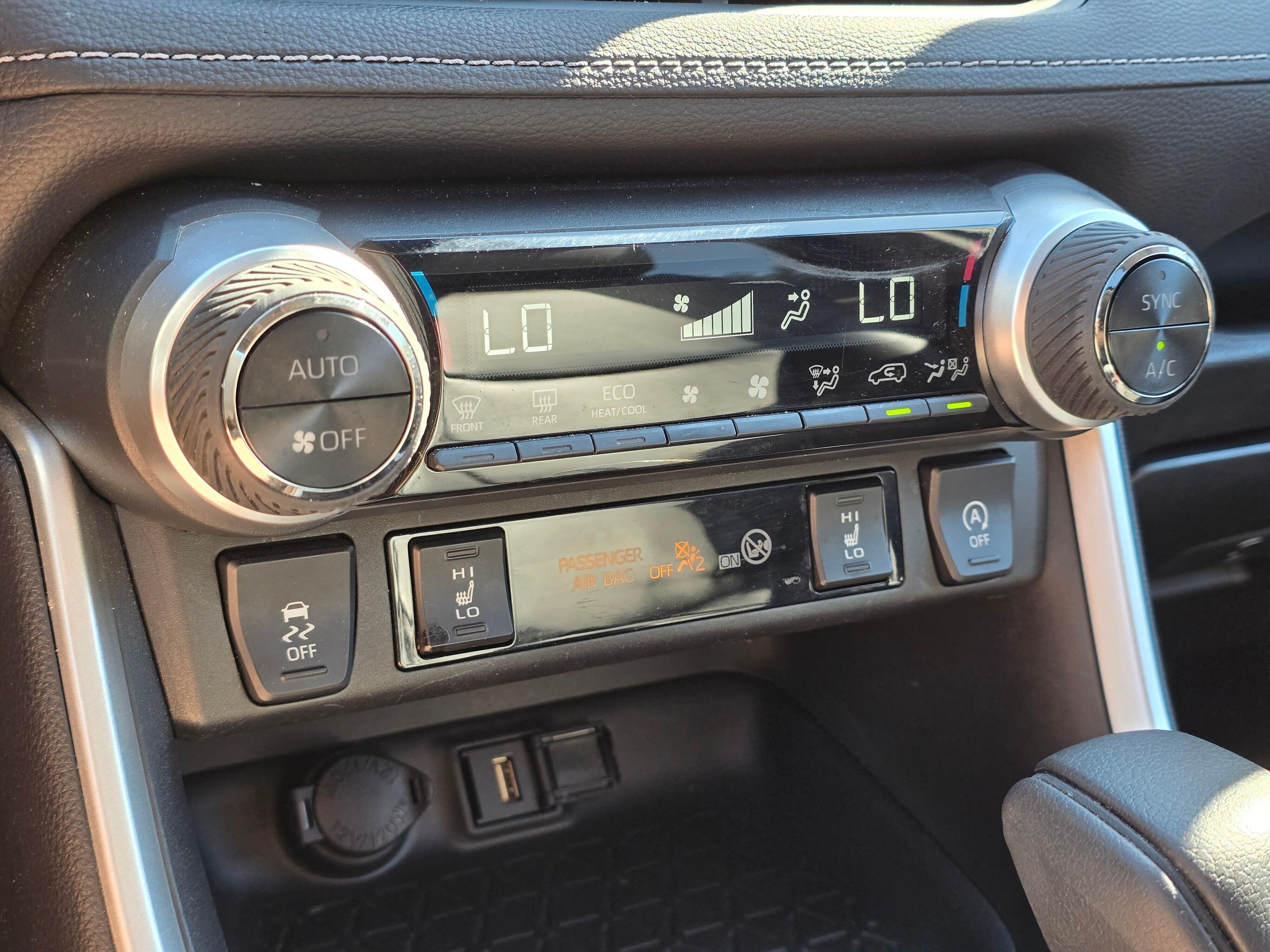 Used 2022 White Toyota XLE image 21