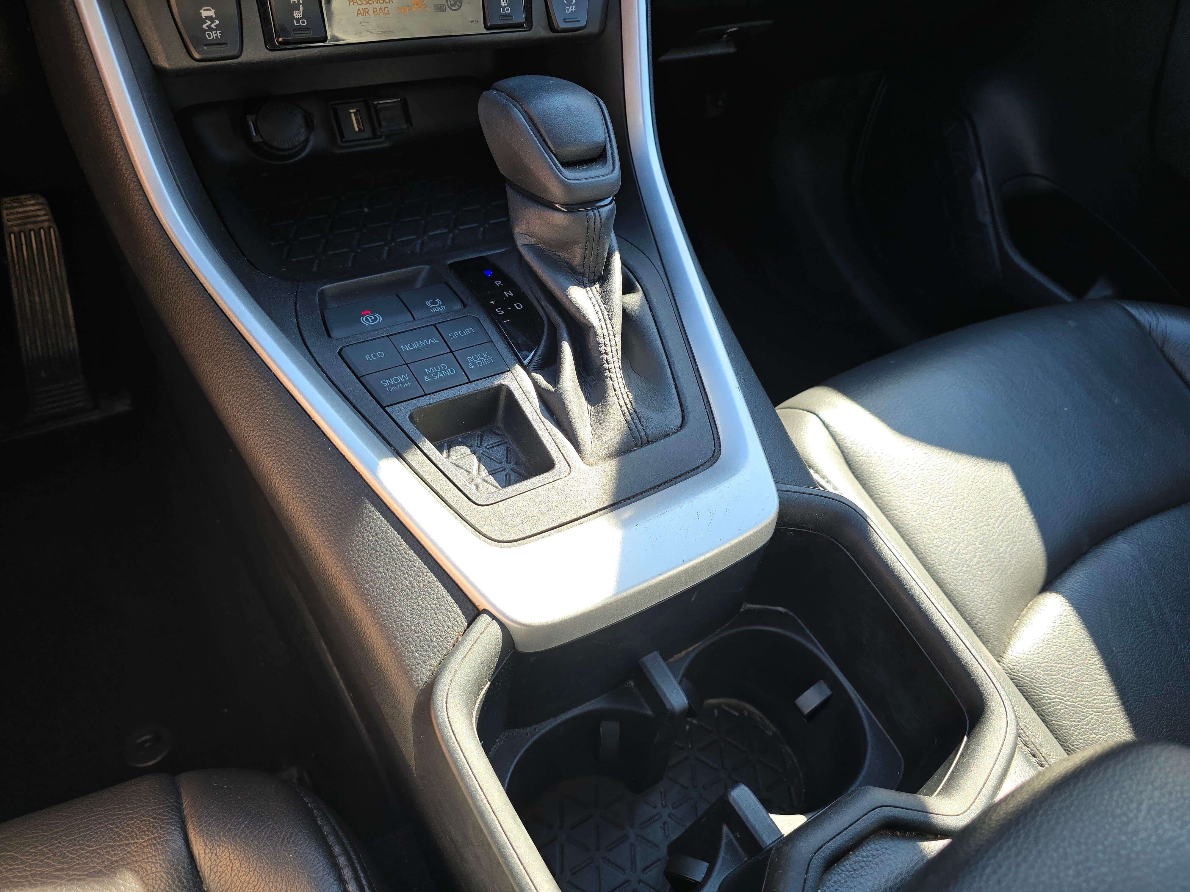 Used 2022 White Toyota XLE image 23