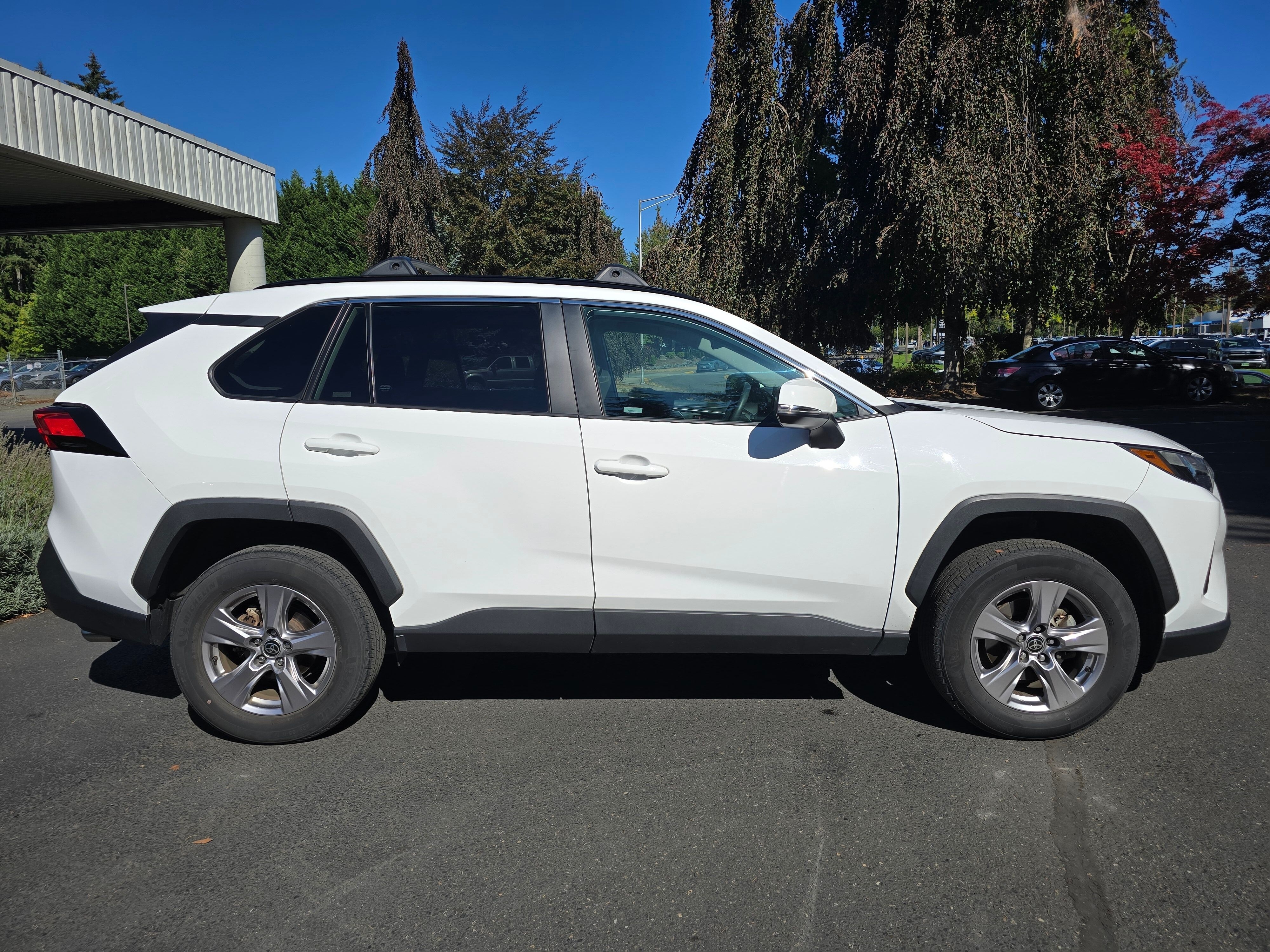 Used 2022 White Toyota XLE image 3