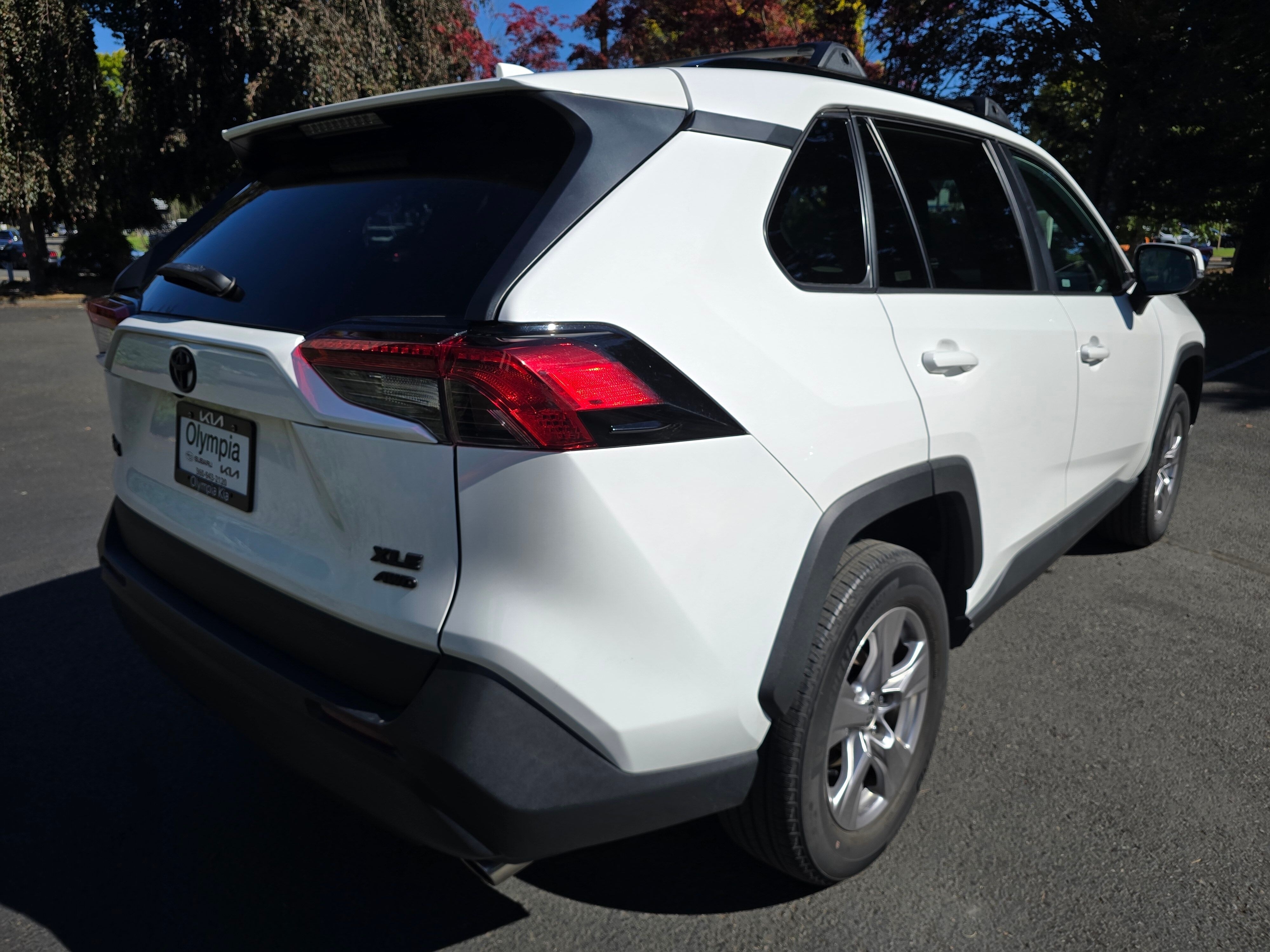 Used 2022 White Toyota XLE image 4