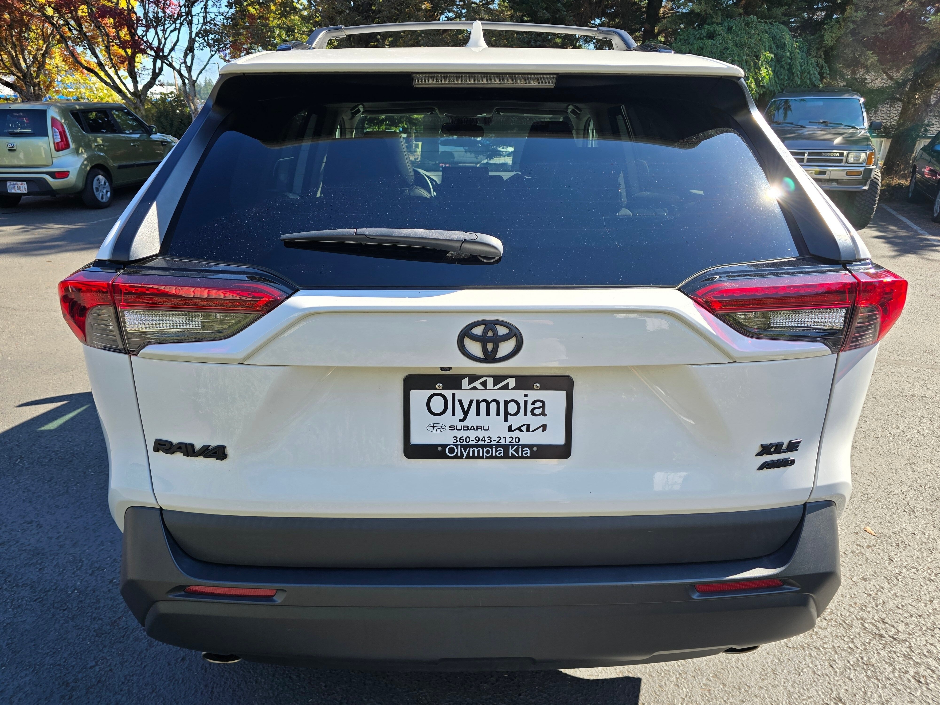 Used 2022 White Toyota XLE image 5