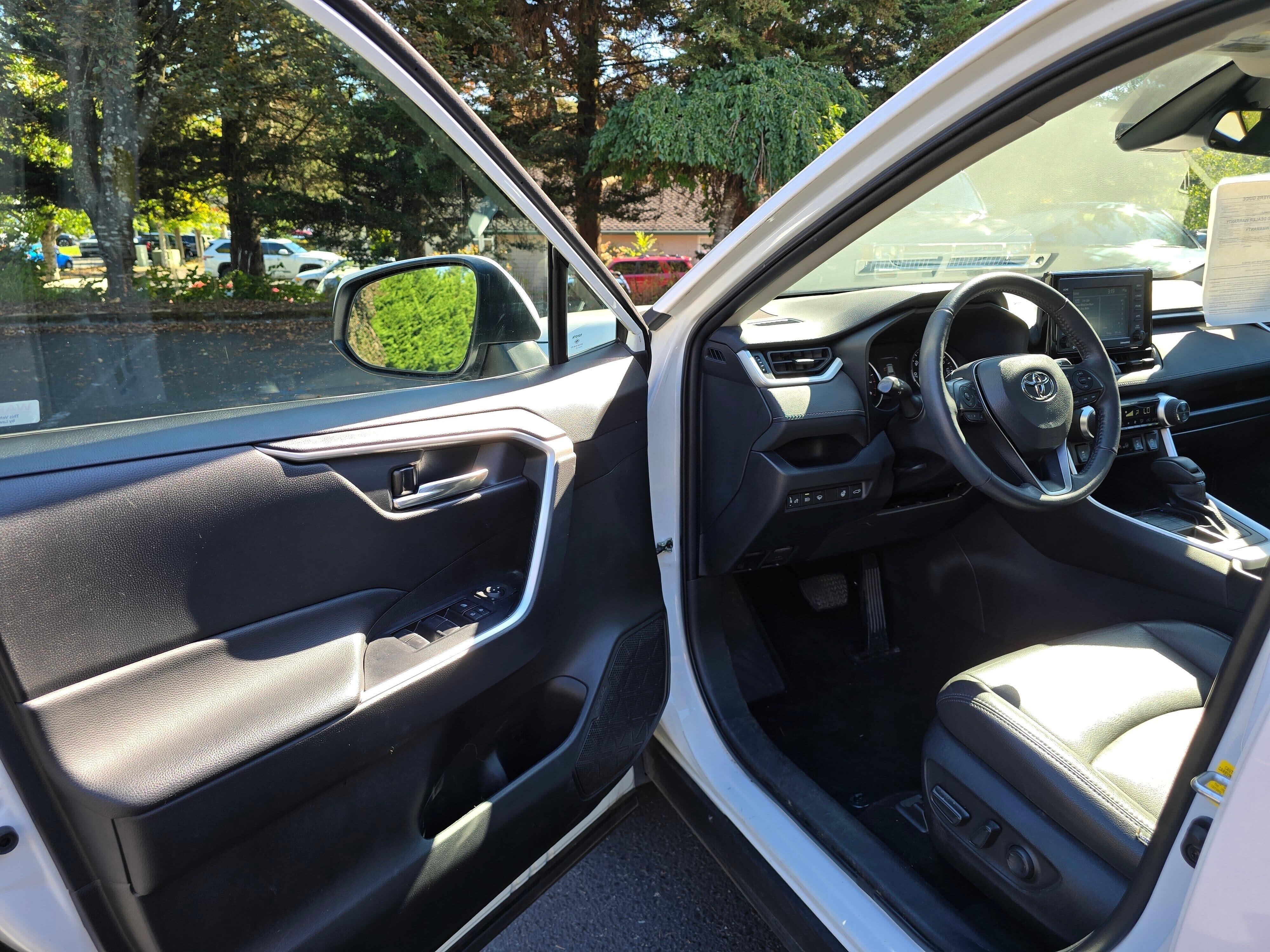 Used 2022 White Toyota XLE image 7