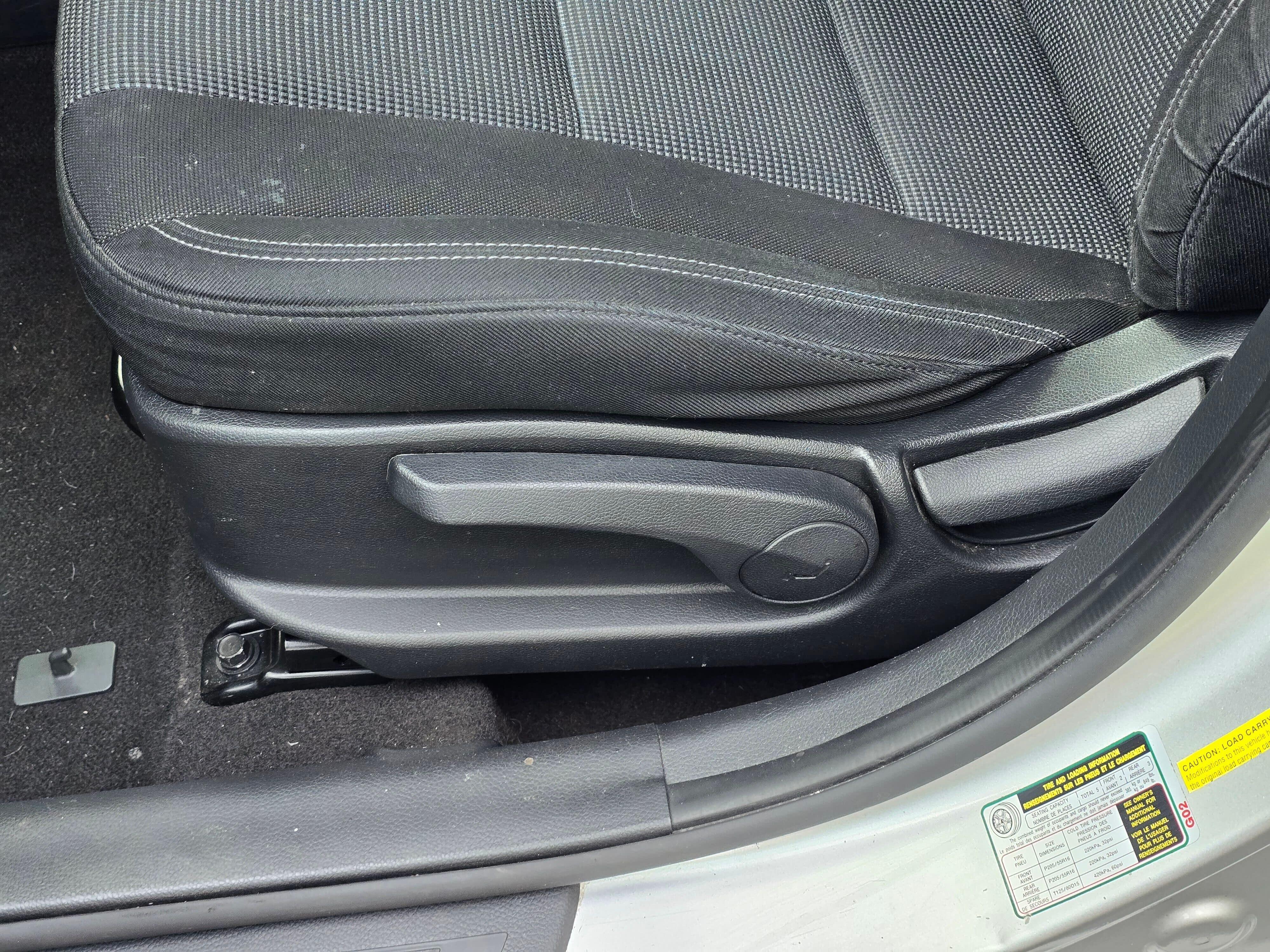 Used 2016 Shimmering Silver Hyundai Base image 10