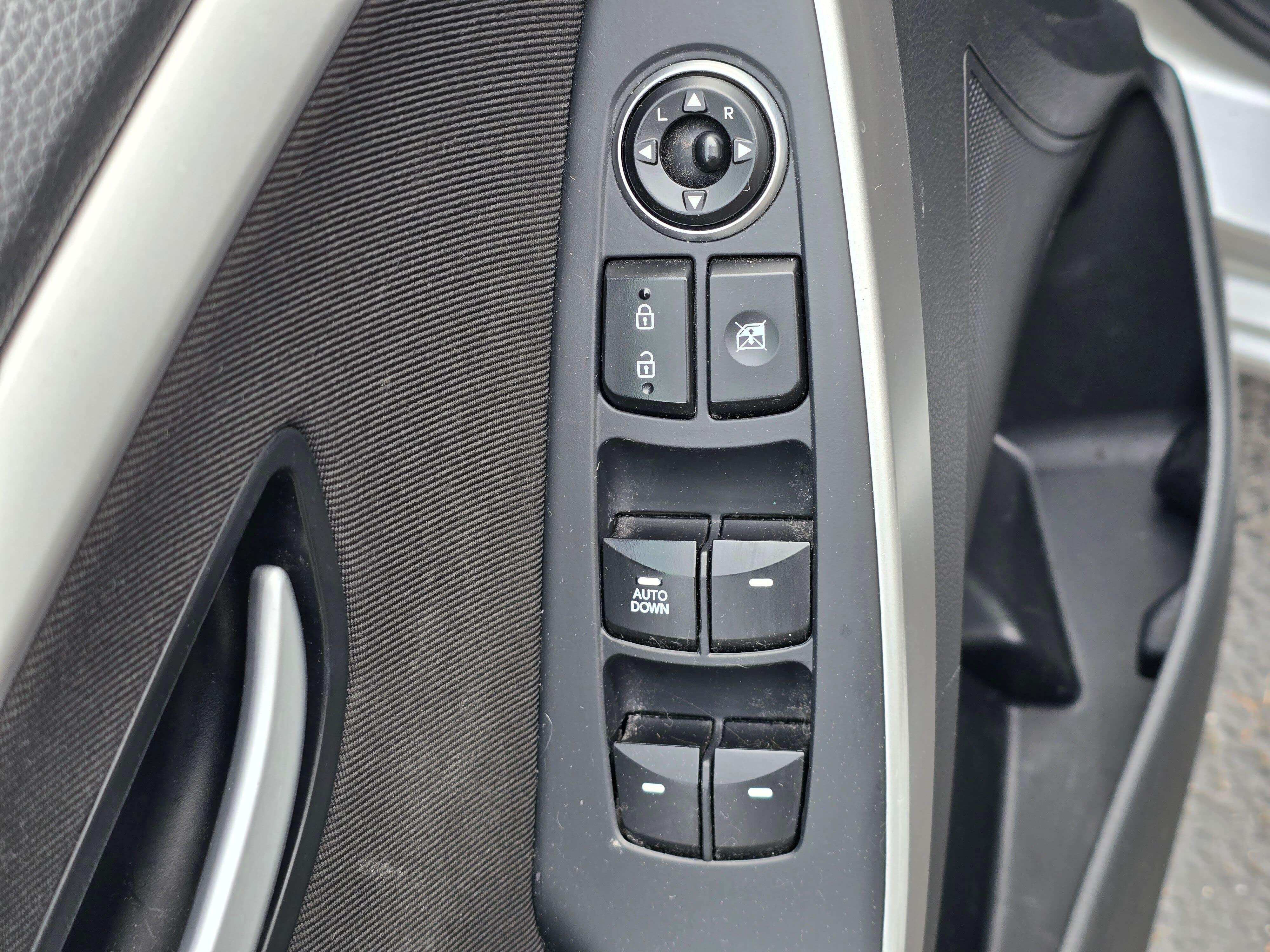 Used 2016 Shimmering Silver Hyundai Base image 11