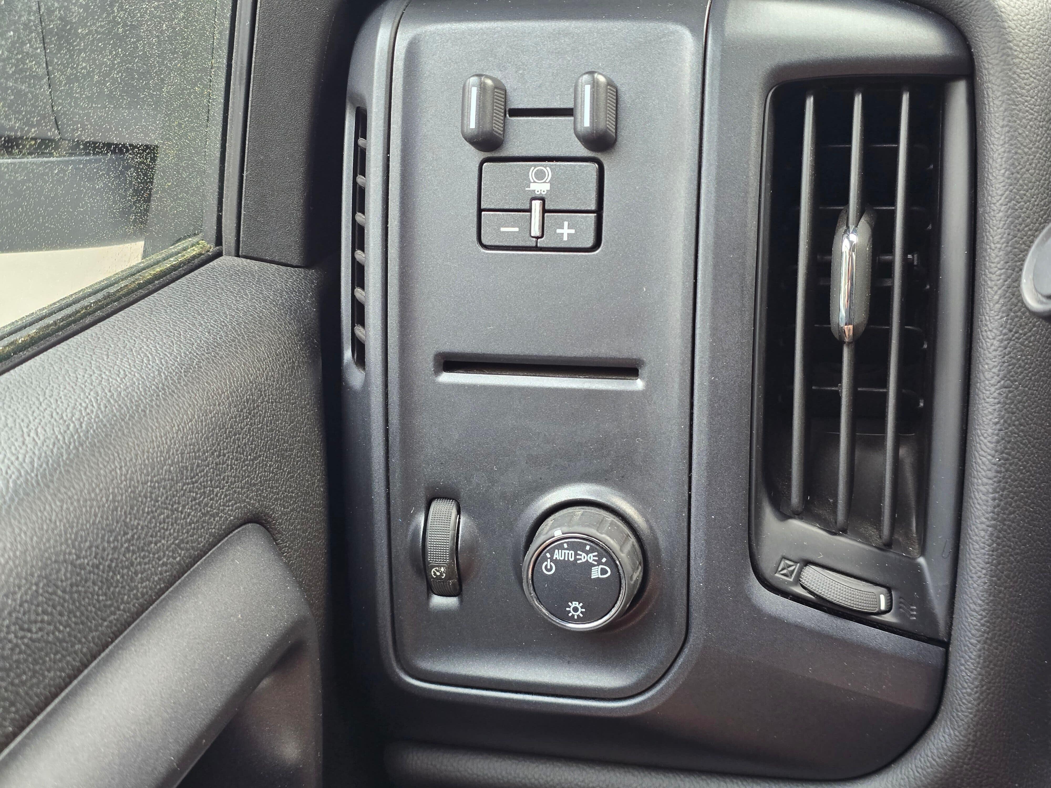 Used 2018 Summit White GMC Base image 17