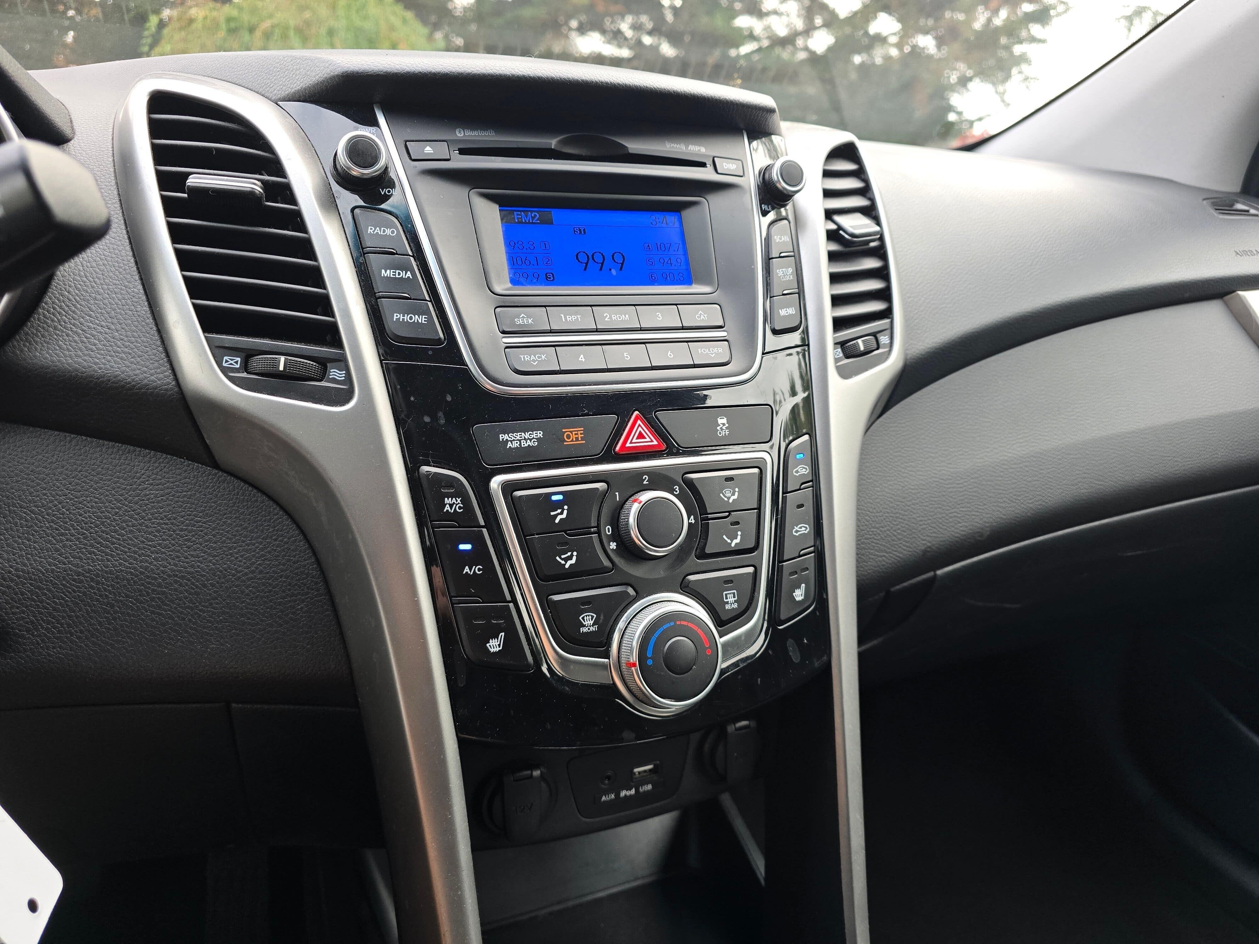 Used 2016 Shimmering Silver Hyundai Base image 17