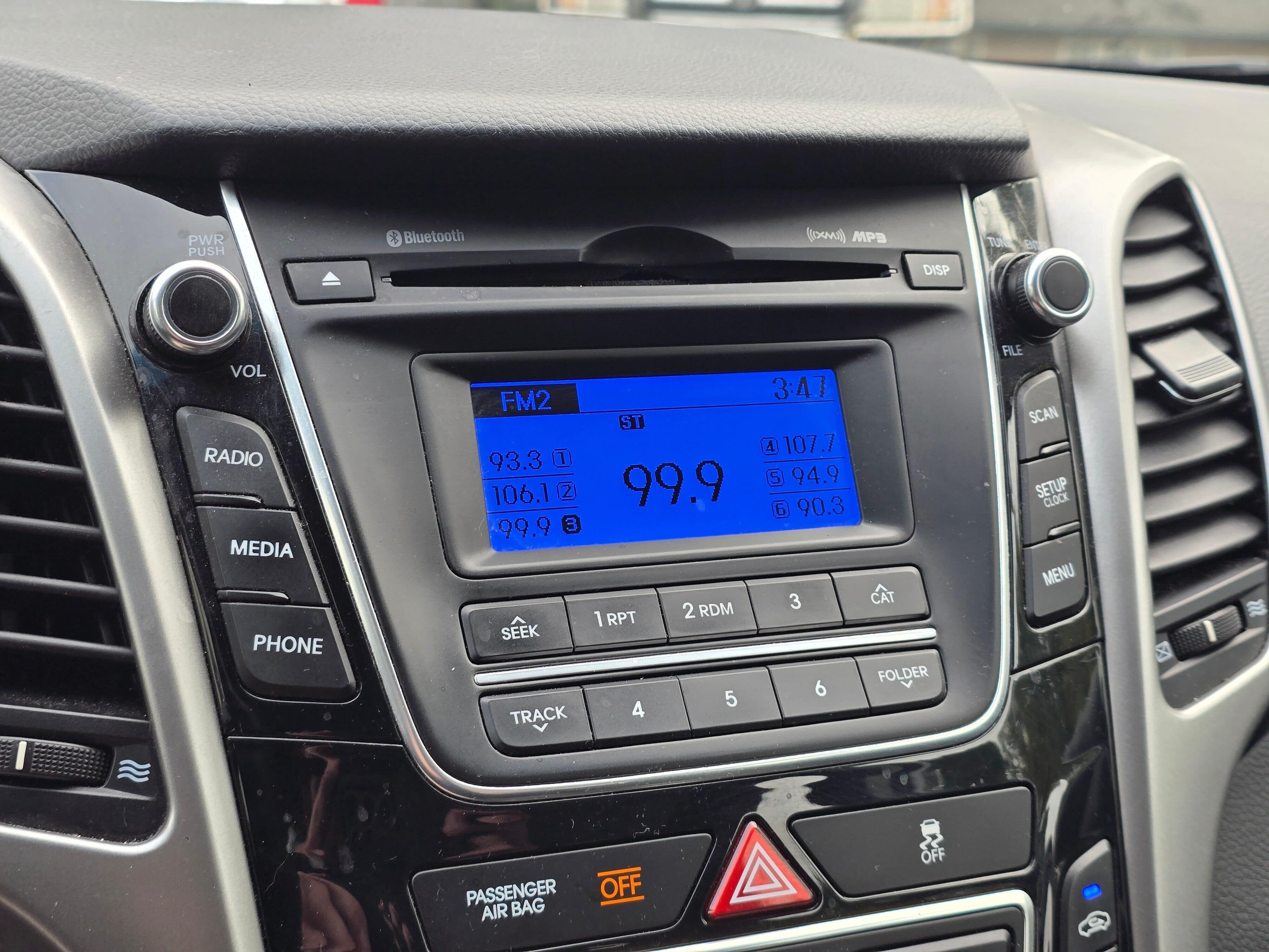 Used 2016 Shimmering Silver Hyundai Base image 18