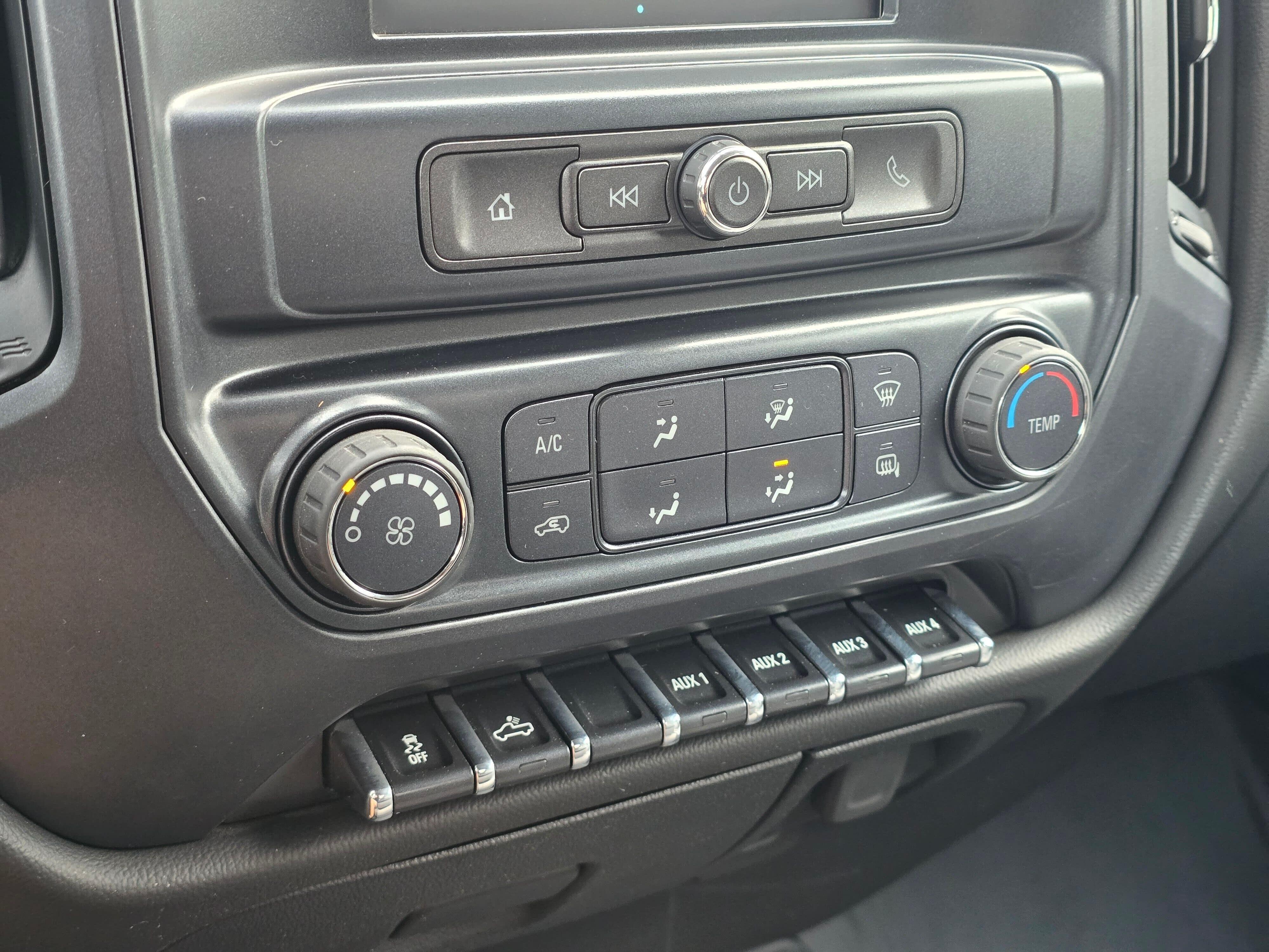 Used 2018 Summit White GMC Base image 21