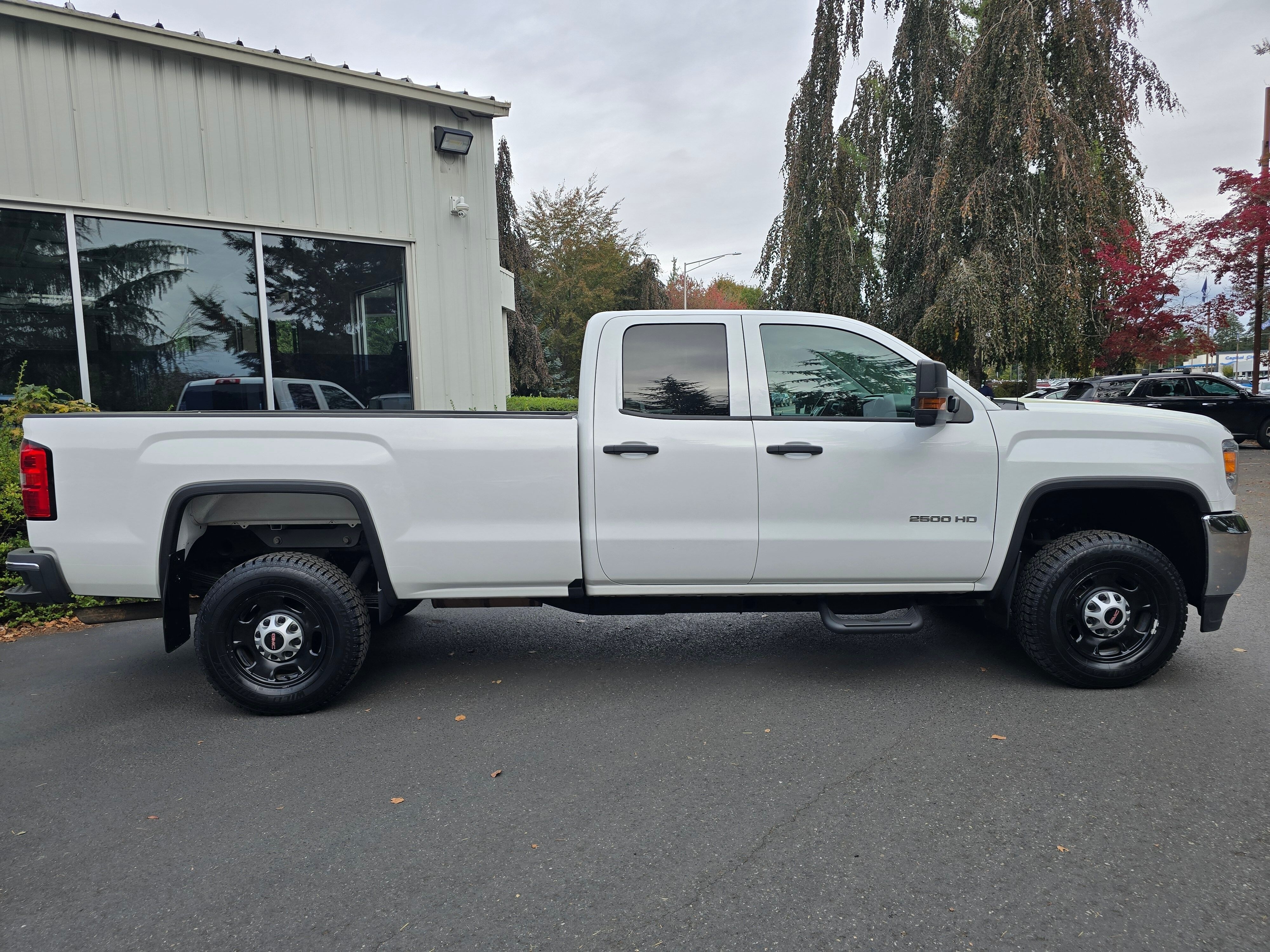 Used 2018 Summit White GMC Base image 3