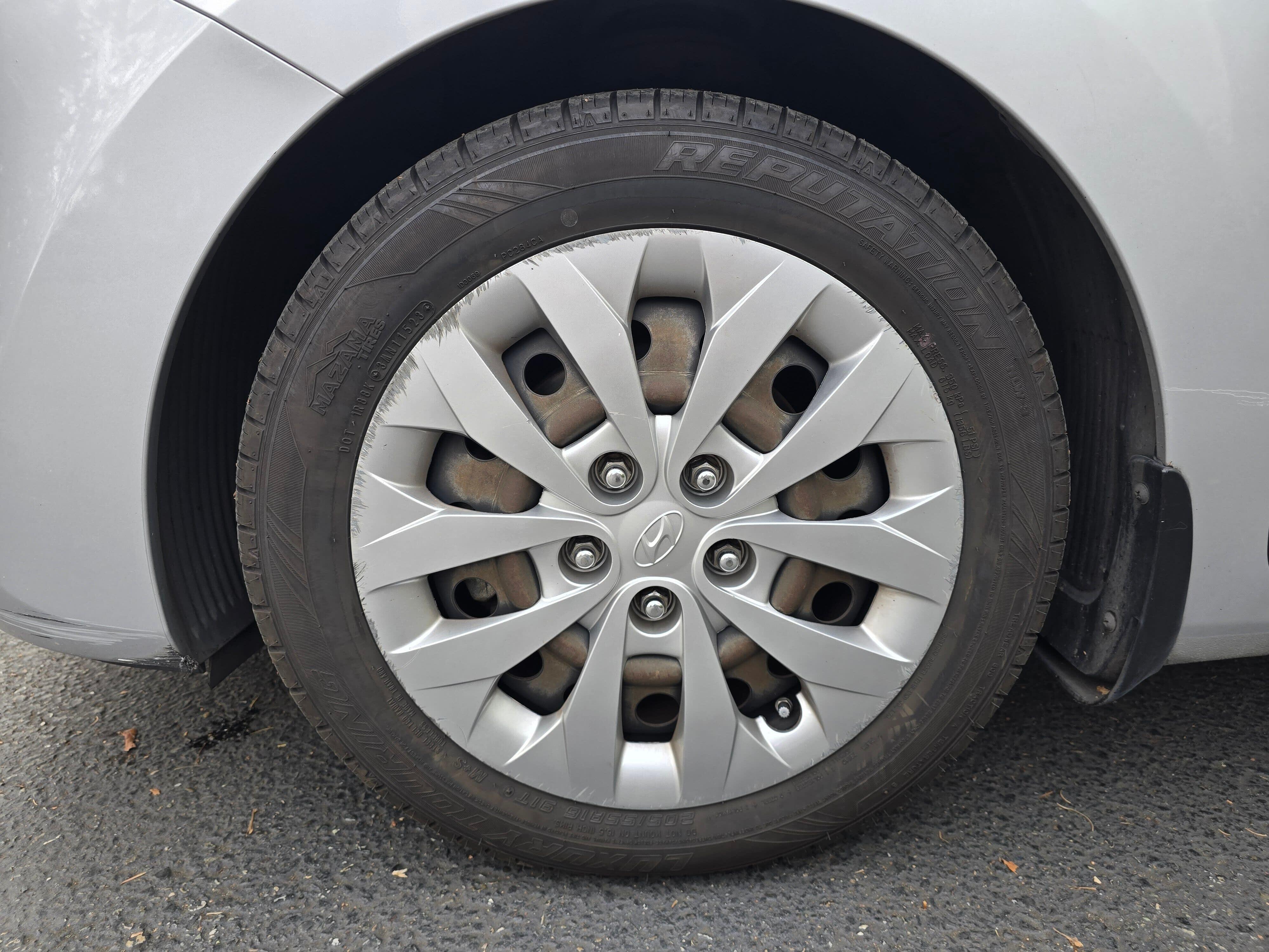 Used 2016 Shimmering Silver Hyundai Base image 3