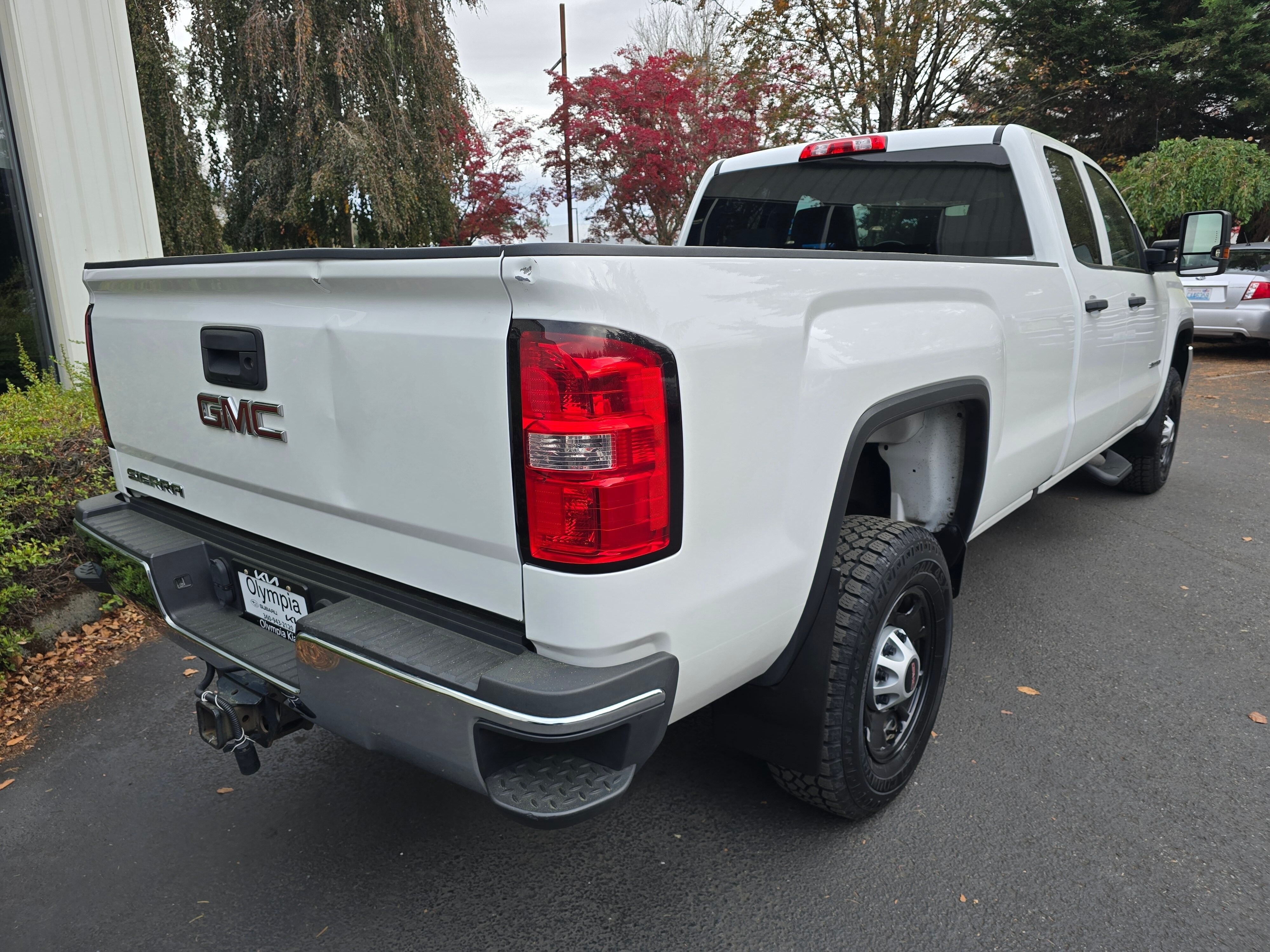 Used 2018 Summit White GMC Base image 4