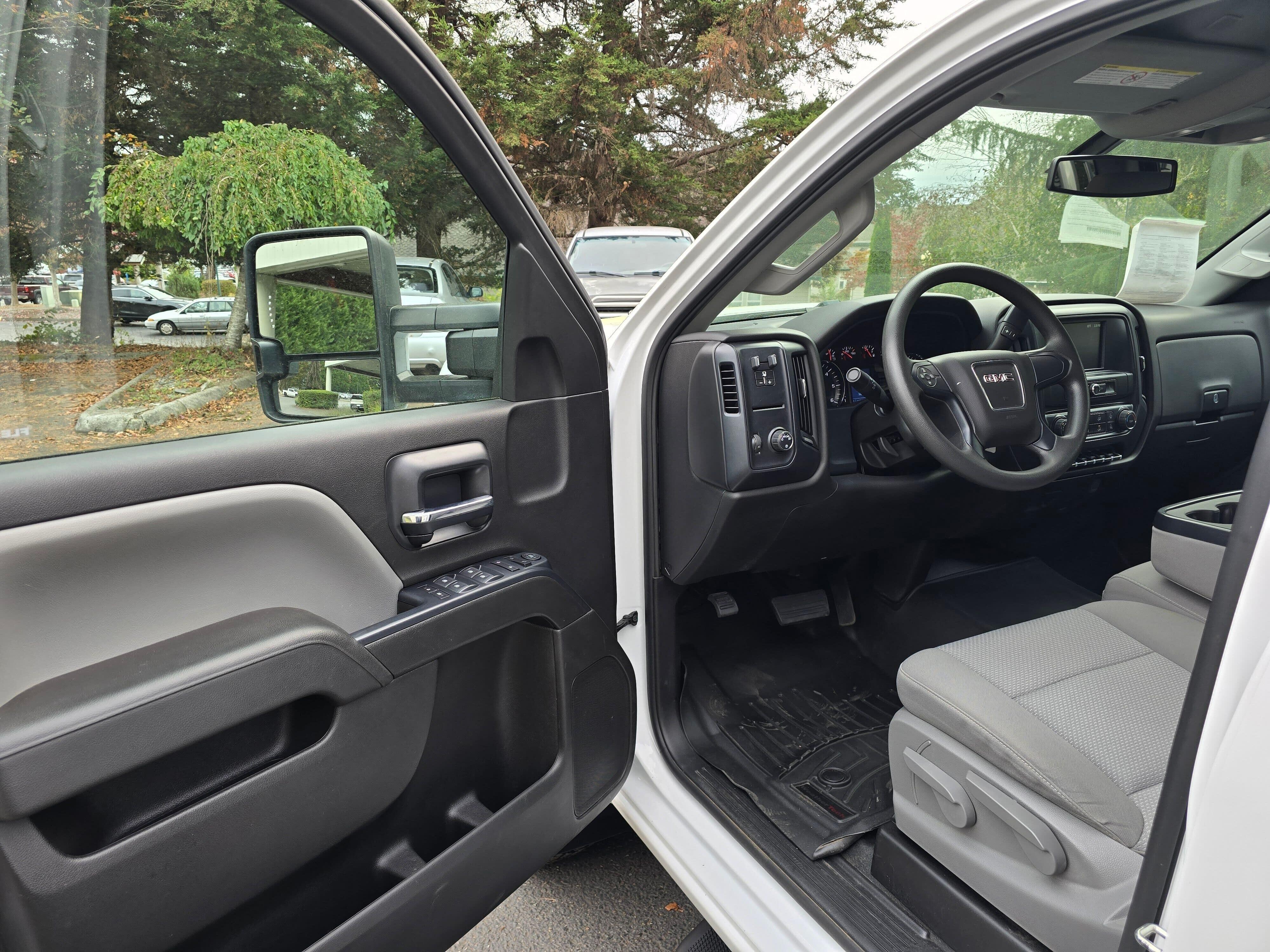 Used 2018 Summit White GMC Base image 7